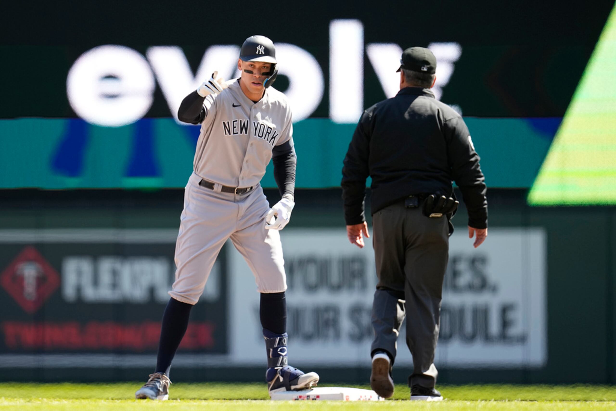 Aaron Judge bateó un doble ante los Twins de Minnesota.