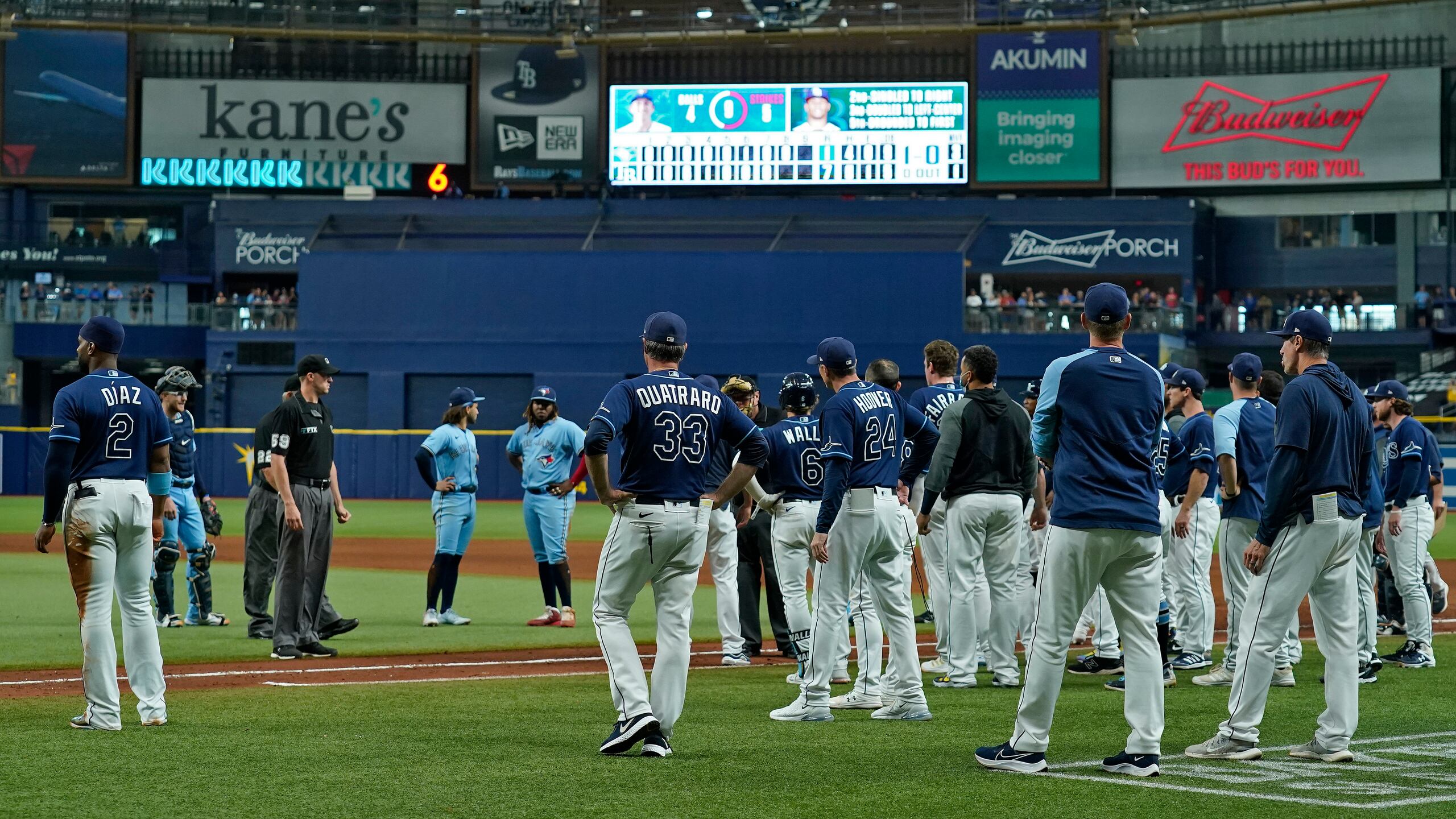 Los Blue Jays y los Rays están jugando con intensidad de playoffs y ya ayer el ambiente se tornó más agresivo cuando Toronto le dio un pelotazo a Kevin Kiermaier por haberse llevado una libreta de anotaciones del receptor de Toronto en el juego del día antes.