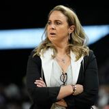 Entrenadora Becky Hammon niega acusaciones de acoso laboral contra una jugadora embarazada