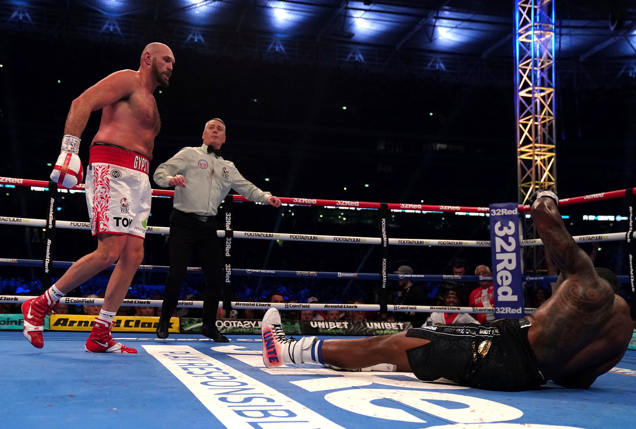 Tyson Fury derribó a Dillian Whyte con un upper de derecha.