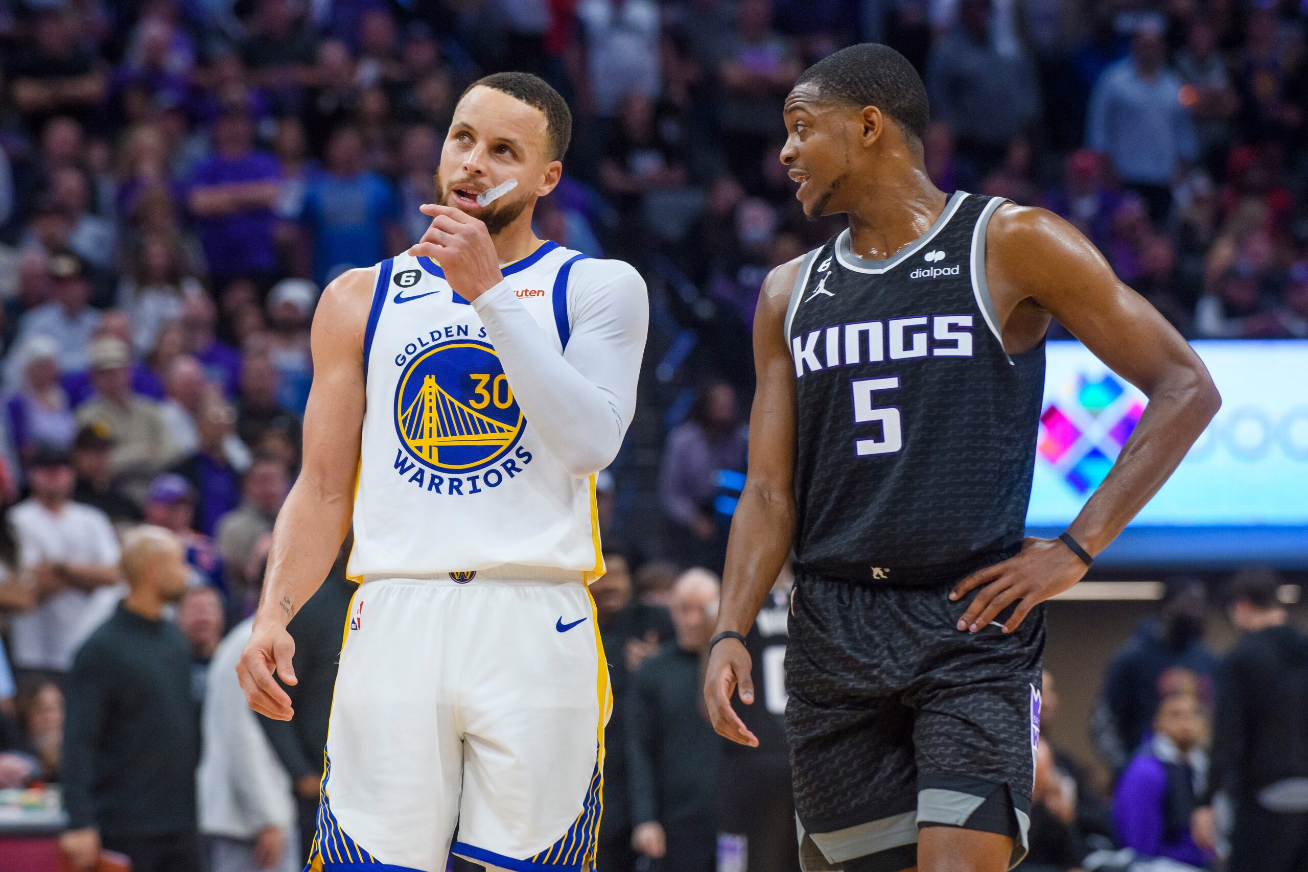 Los Warriors de Stephen Curry (30) están en desventaja 2-0 ante los Kings de De'Aaron Fox (5).