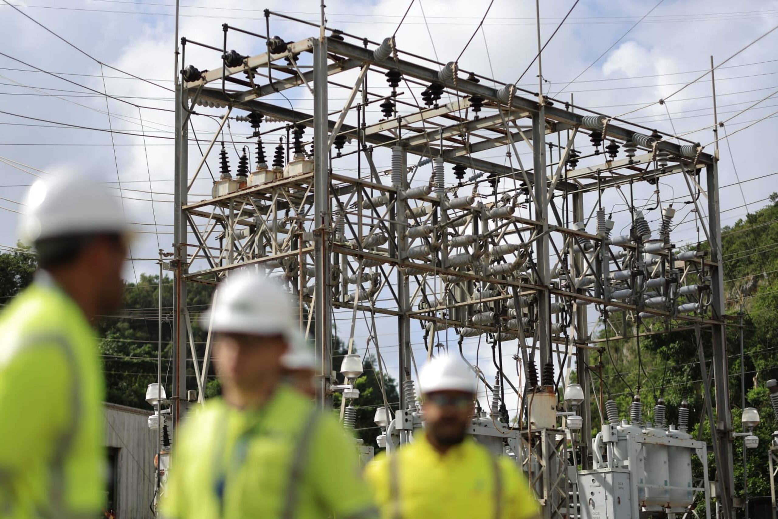 En Manatí, LUMA reemplazará interruptores de aceite obsoletos por interruptores de gas de 230,000 voltios estándar en la industria.