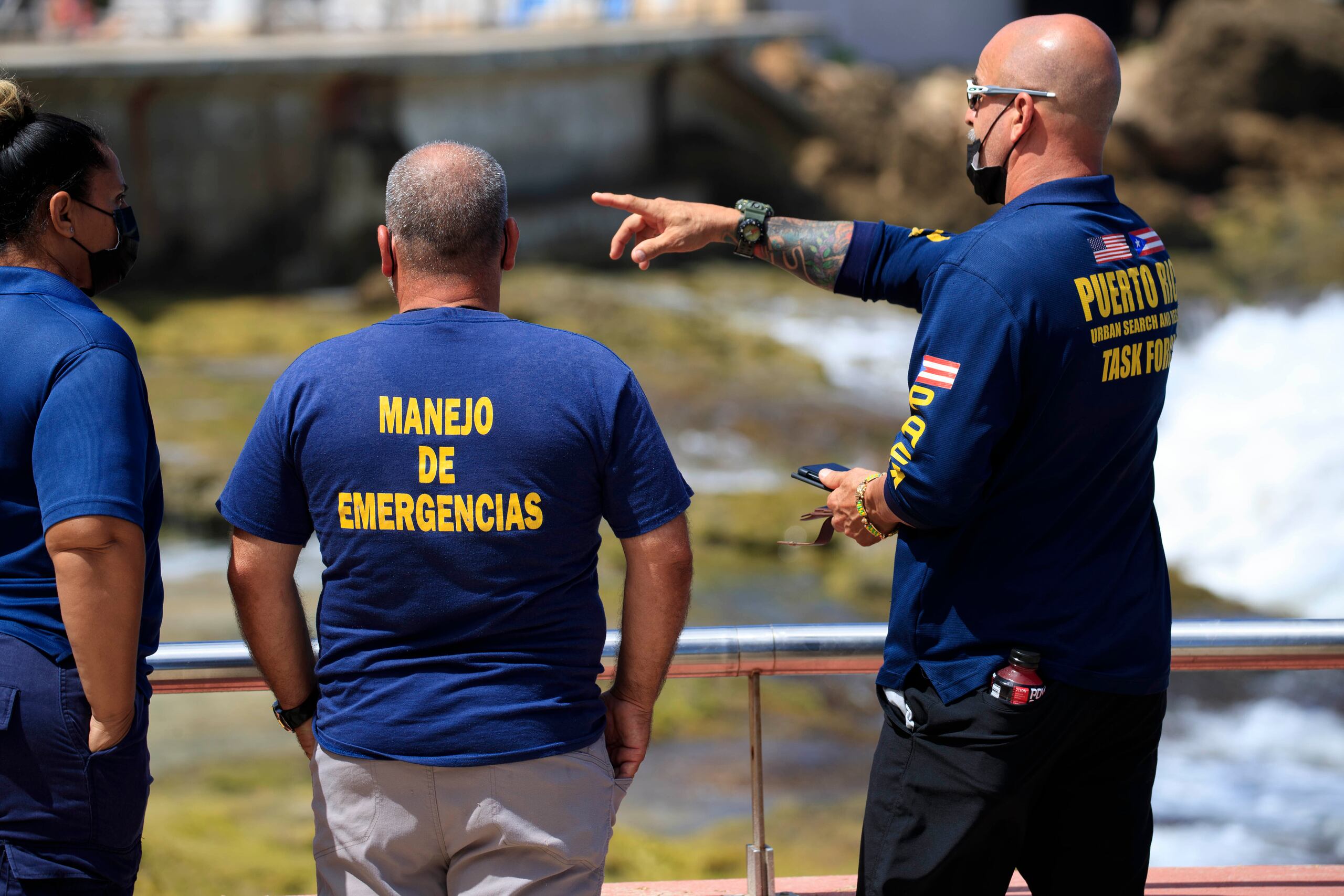 La Unidad de Buzos de la Policía Municipal de San Juan se movilizó hacia un arrecife localizado en la playa para inspeccionar las cuevas.