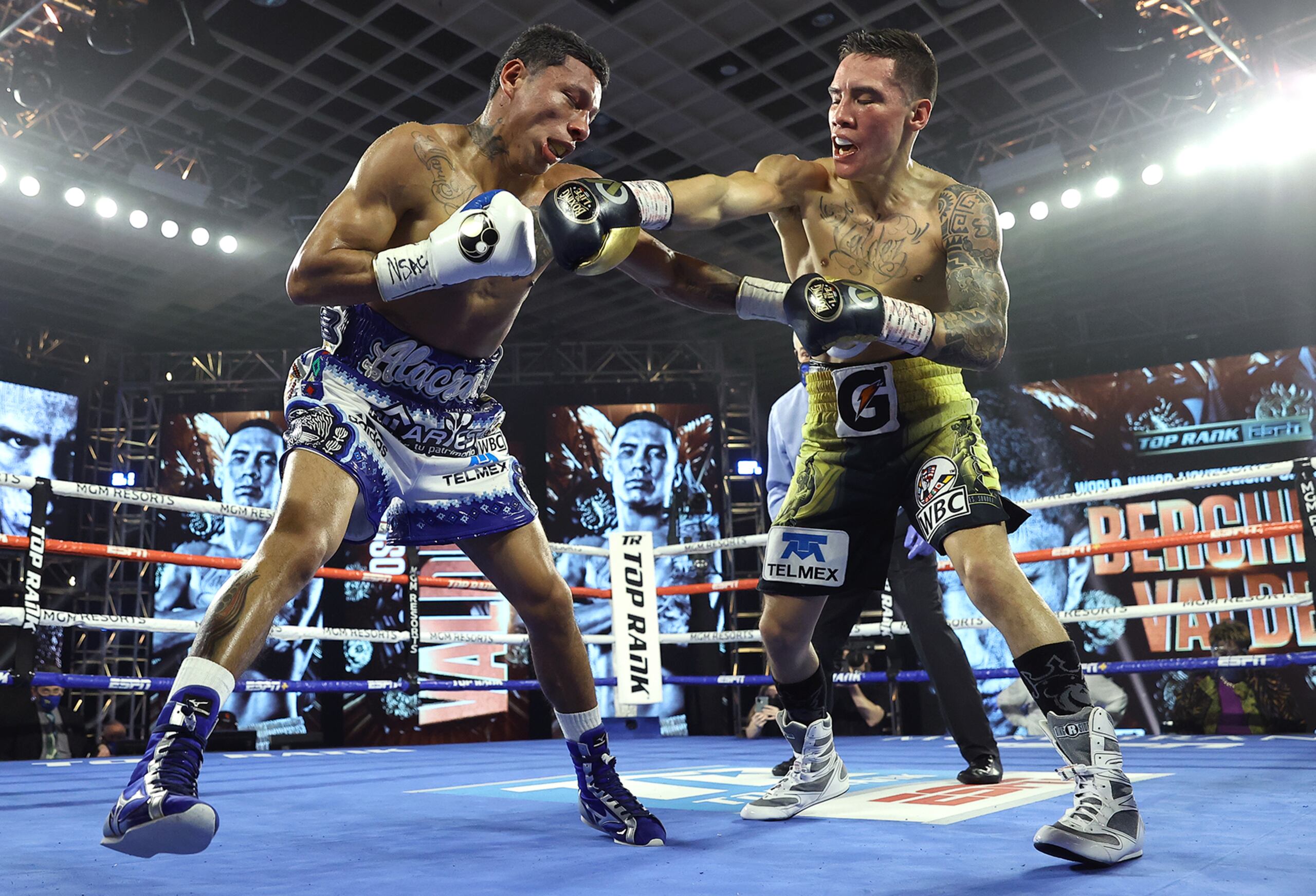 Oscar Valdez (derecha) reclamó el título del CMB de Miguel Berchelt.