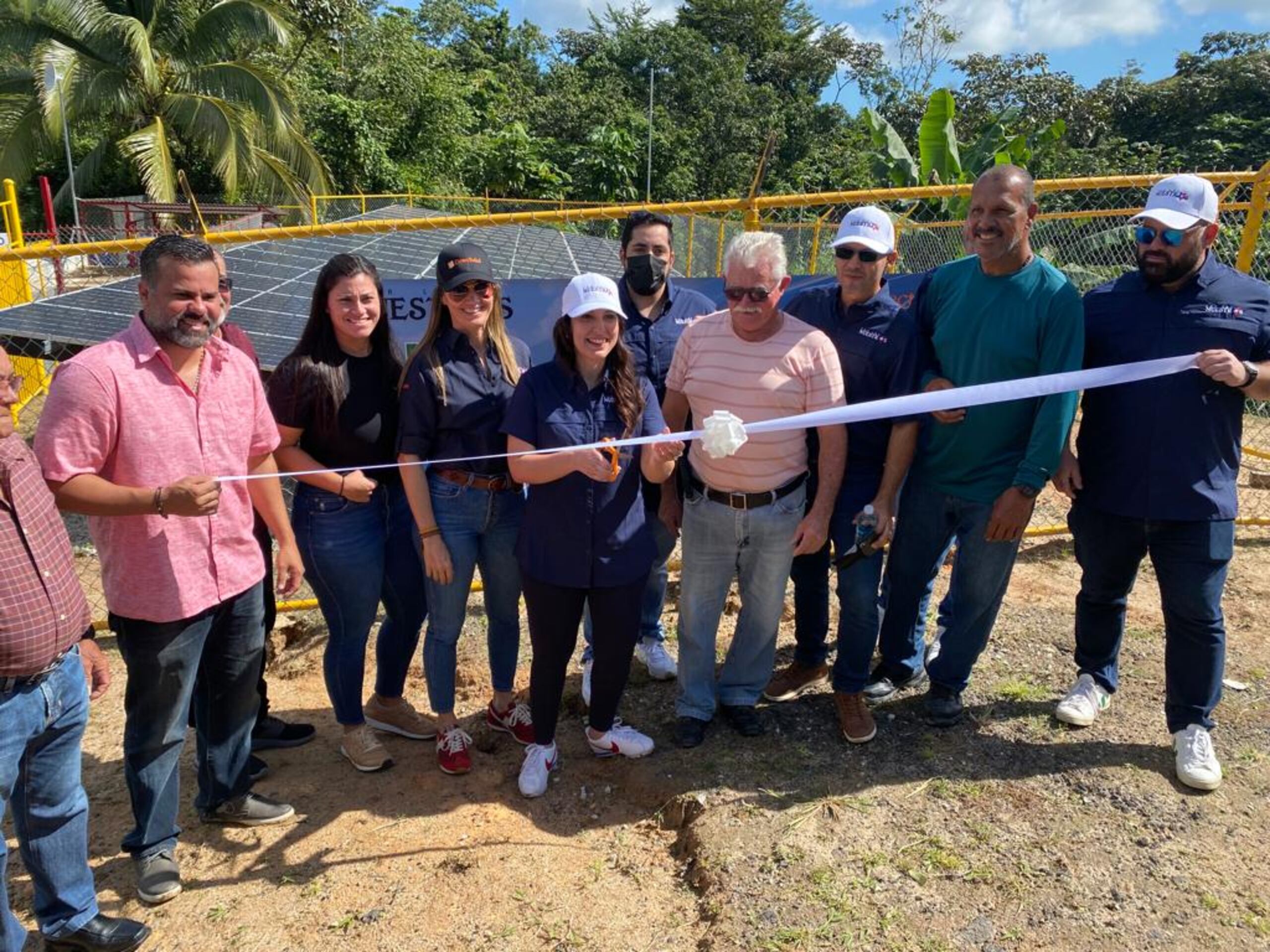 Miembros de la organización Por Los Nuestros y líderes comunitarios cortan la cinta para inaugurar el sistema solar instalado en el acueducto comunitario del sector Piedras Blancas, del barrio Jácanas de Yabucoa.