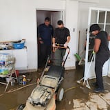 Policías ayudan en limpieza de hogares en municipios afectados por el paso de Fiona 