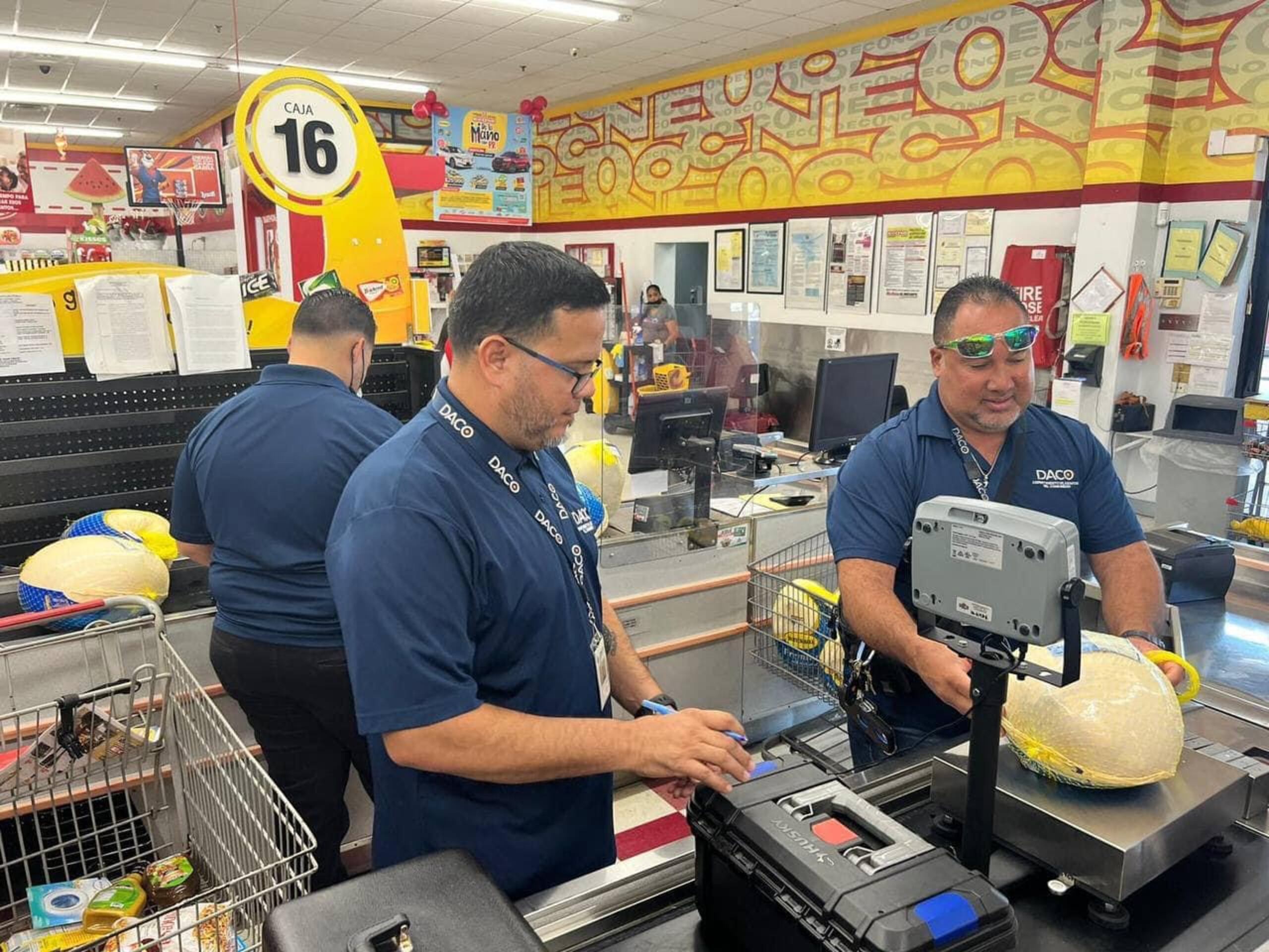 Inspectores del DACO en un supermercado Econo.