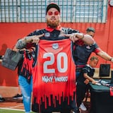 Miky Woodz dona uniformes a academia de baloncesto