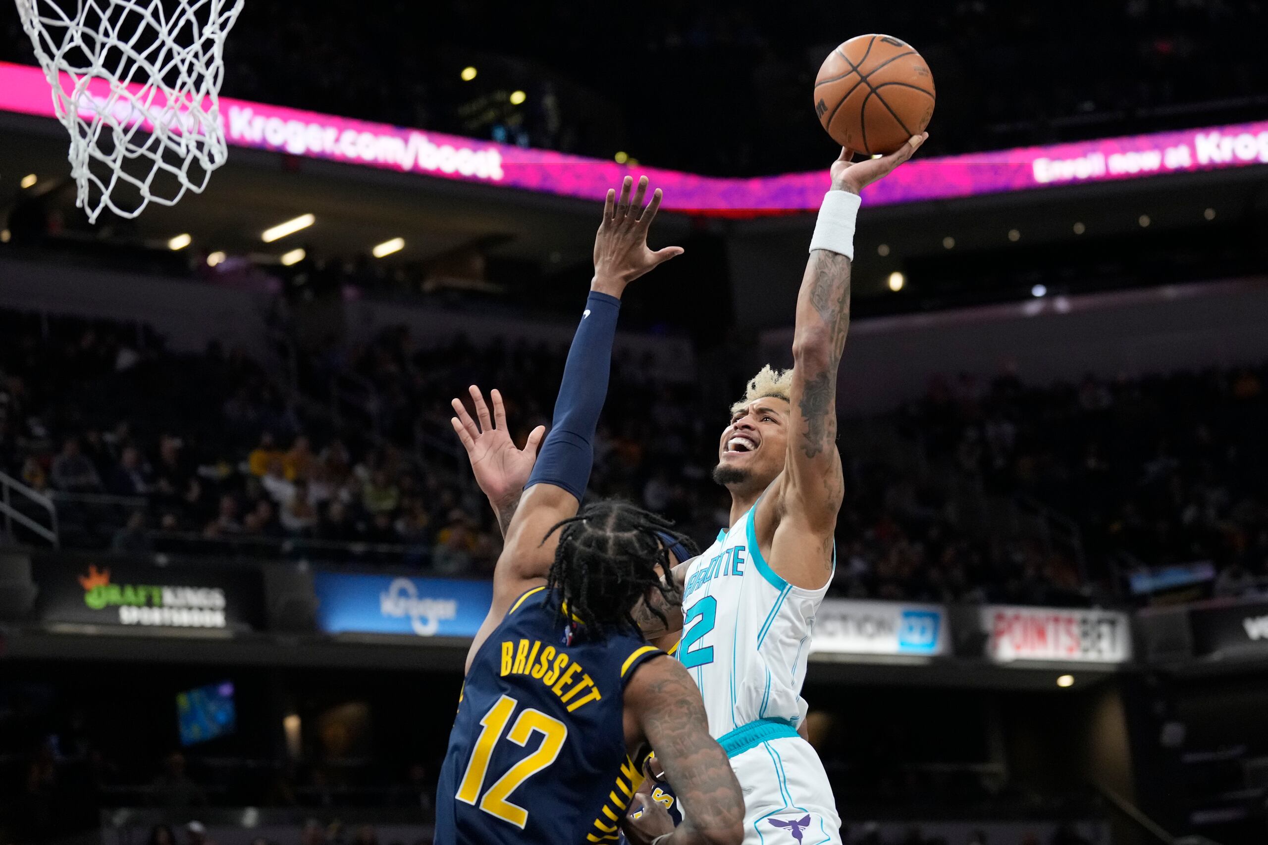 Kelly Oubre Jr. de los Hornets, a la derecha, se levanta para realizar un disparo ante el delantero Oshae Brissett durante el partido del miércoles.