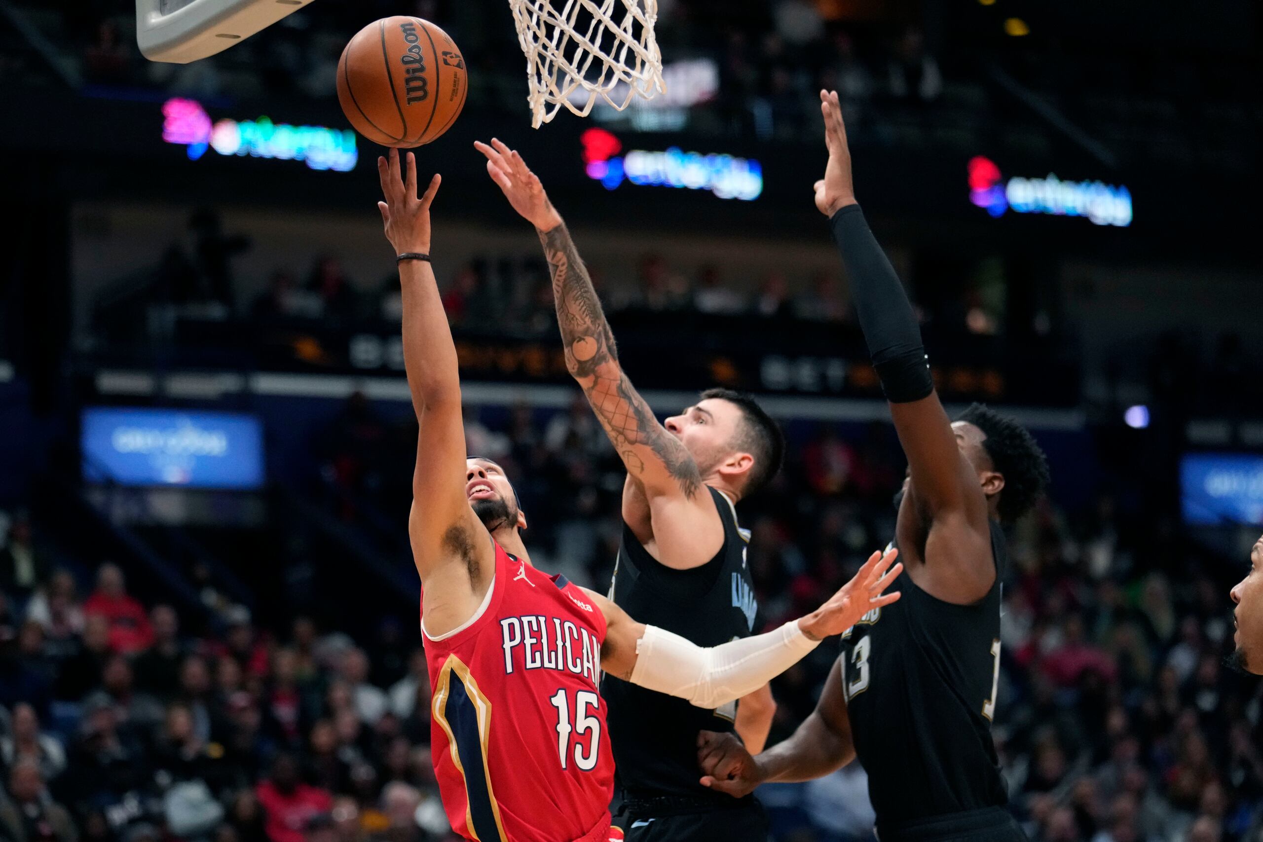 El armador de los Pelicans de Nueva Orleans, José Alvarado (15), realiza un intento contra la defensa de John Konchar, de los Grizzlies de Memphis.