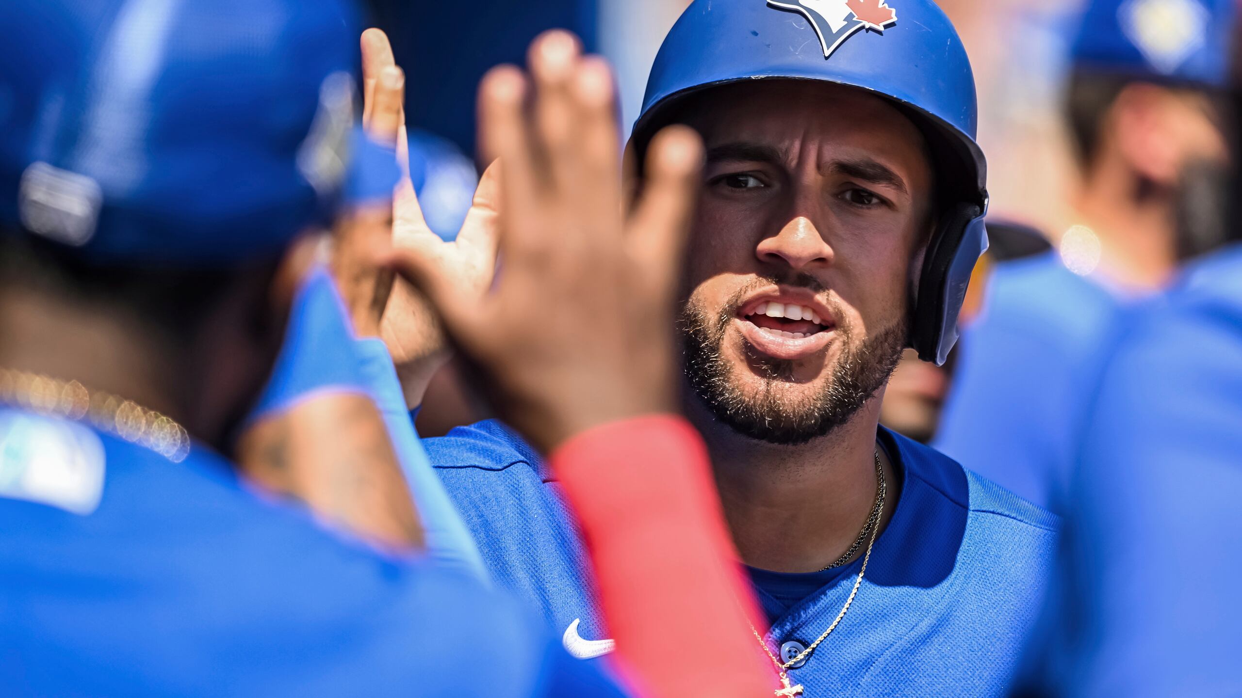 George Springer saluda a sus compañeros en el dugout tras su debut el martes en los campamentos de primavera ante los Yankees.