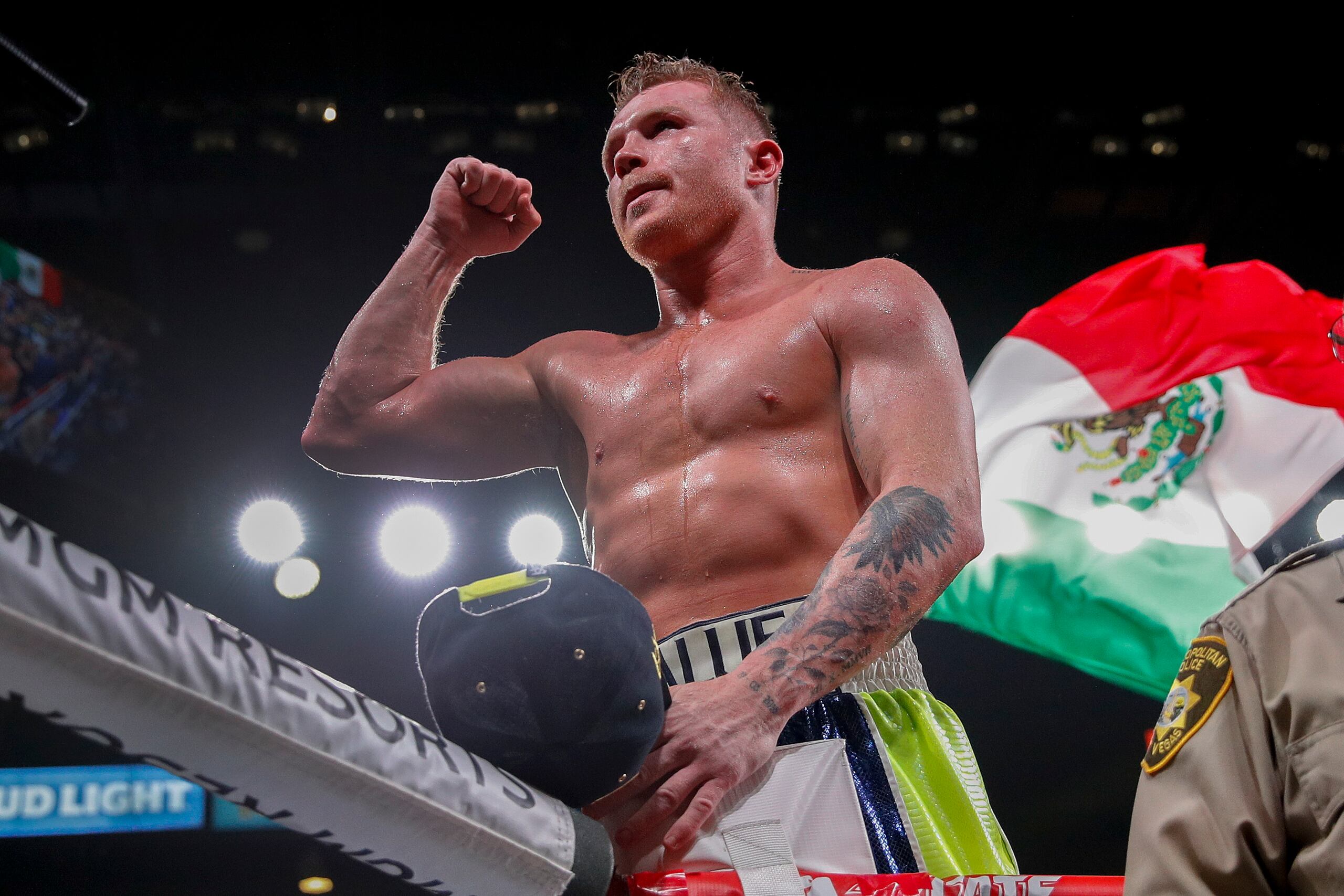 El mexicano Saúl 'Canelo' Álvarez es ahora un cuatro veces campeón. Se coronó el sábado en el peso de 168 libras.