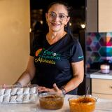 La señora de los famosos pastelitos de arroz de Naranjito