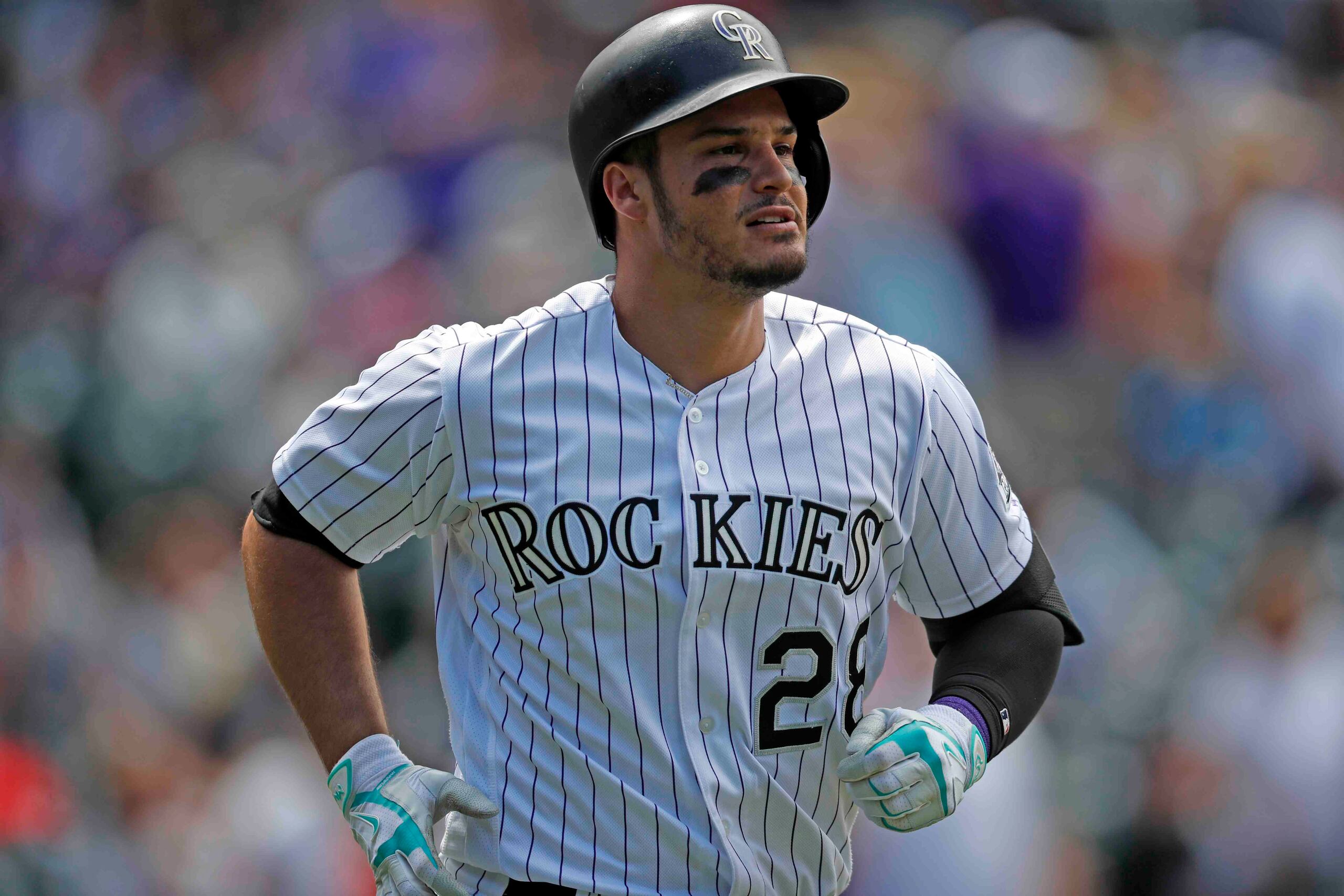 Nolan Arenado recorre las bases luego de conectar un cuadrangular solitario ante los Padres de San Diego. (AP / David Zalubowski)