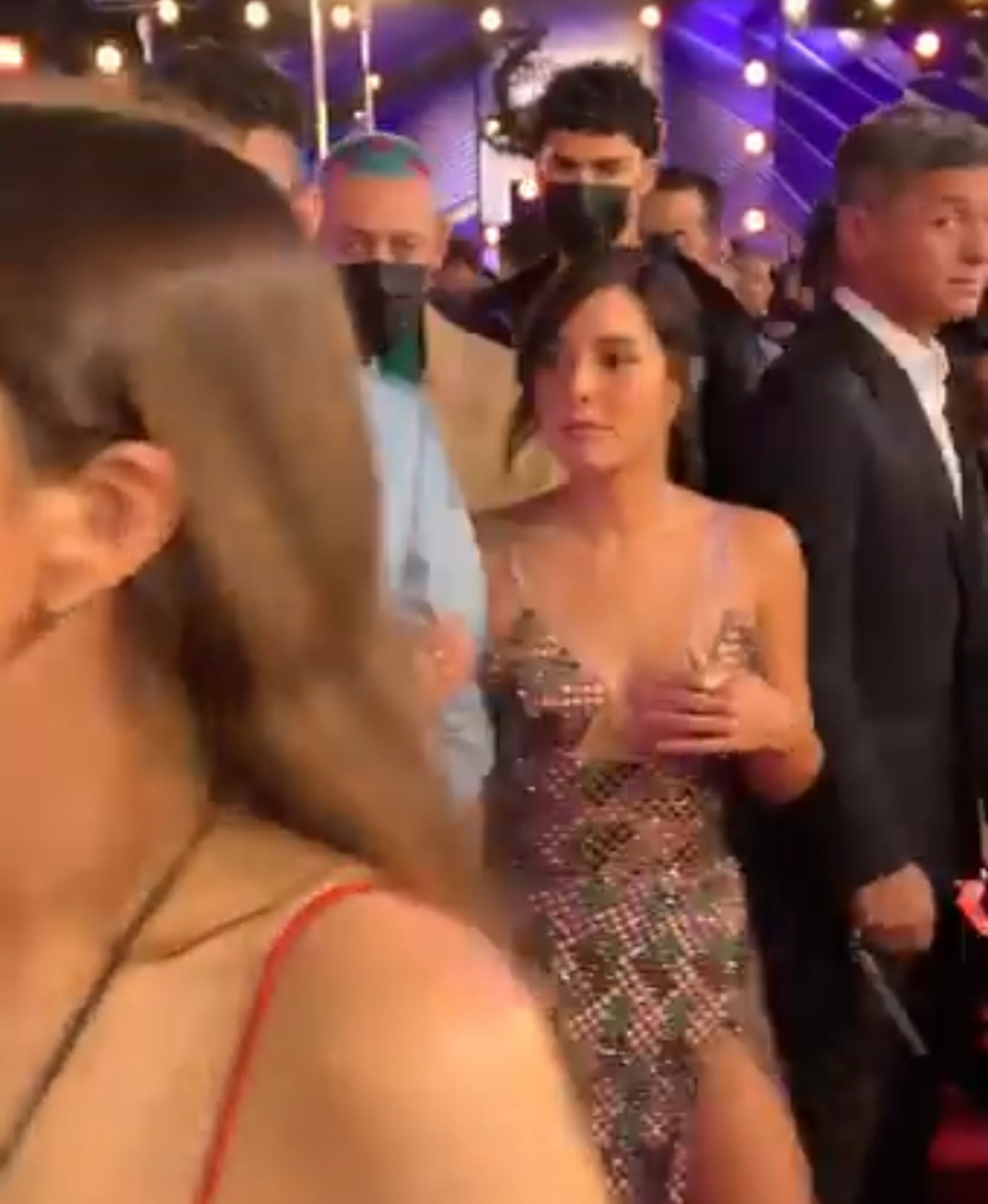 Gabriela lució un vestido de tirantes con abertura en una de las piernas.