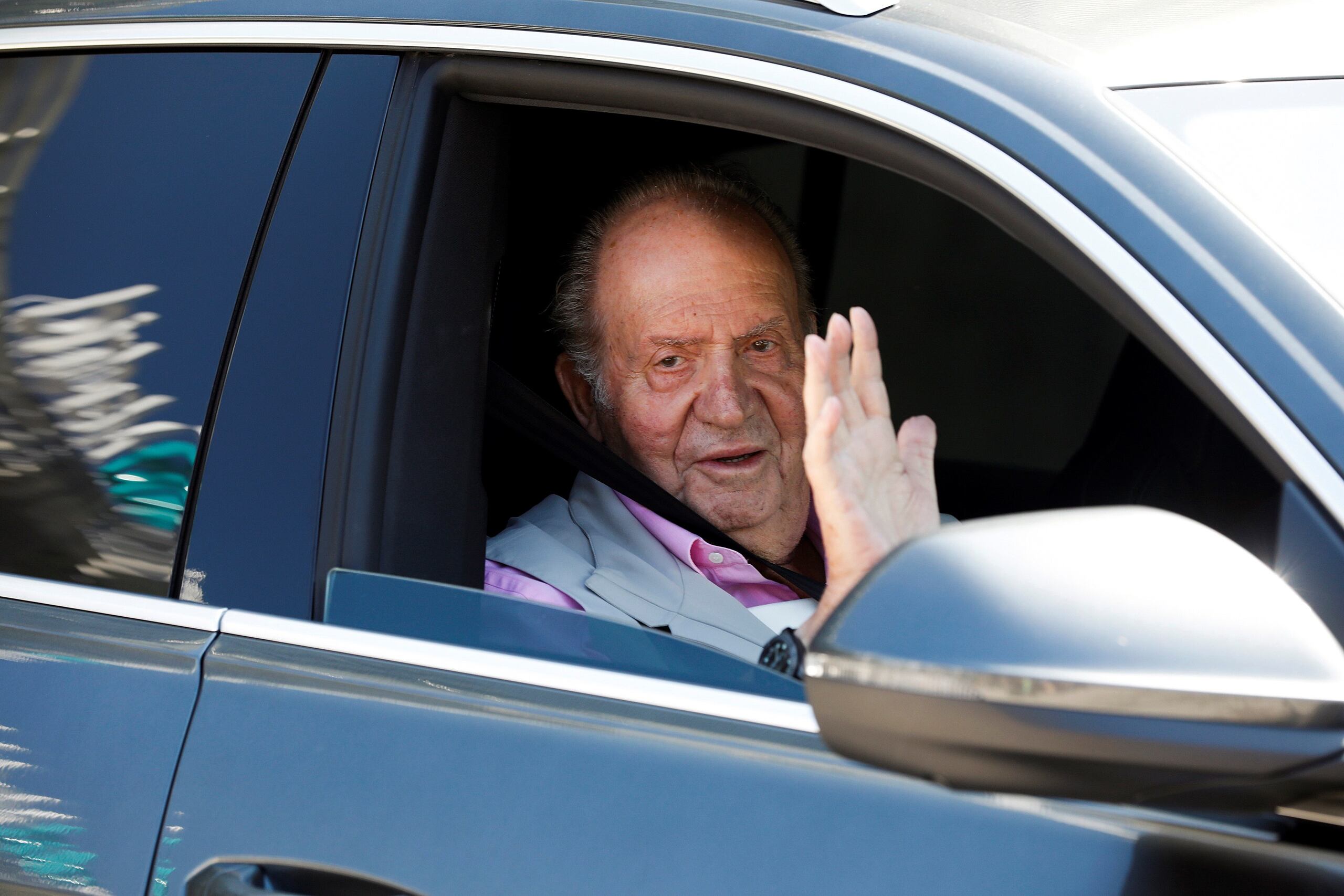 El rey Juan Carlos se dirige a los periodistas que esperaban en el centro Quirón Salud Madrid de Pozuelo de Alarcón a su salida del centro tras haber recibido el alta hospitalaria en el 2019.