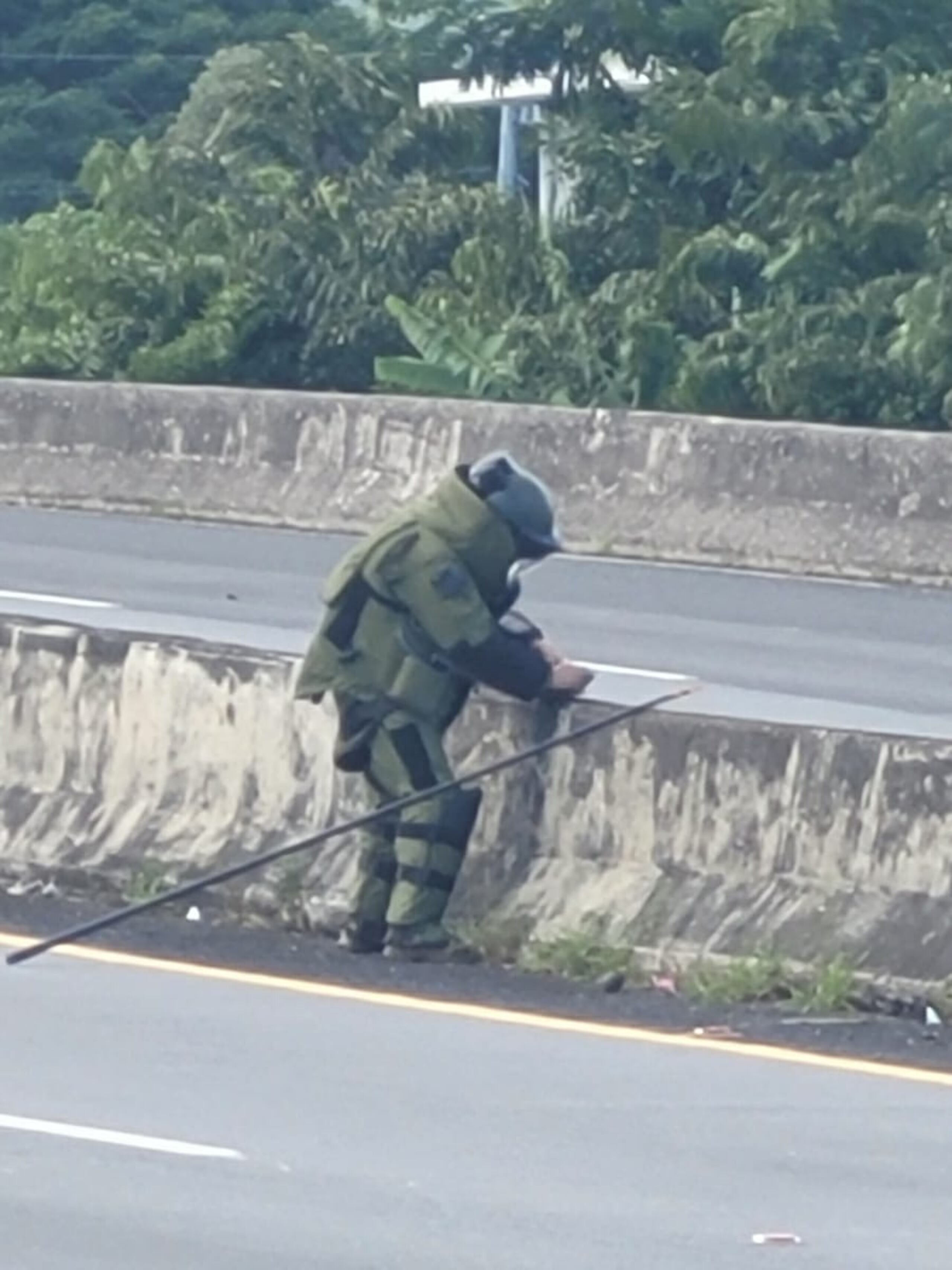 El 2 de diciembre del 2021, el tránsito se cerró por varias horas en la autopista Luis A. Ferré tras localizarse una granada en uno de los carriles que conduce de Caguas a San Juan.