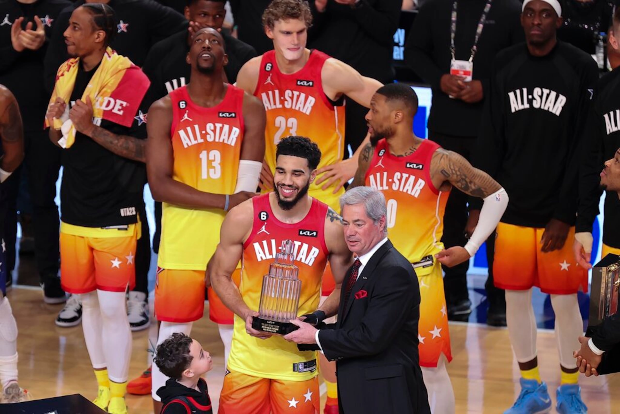 Jayson Tatum recibe su trofeo de MVP después del juego All-Star el 19 de febrero de 2023 en Salt Lake City, Utah.