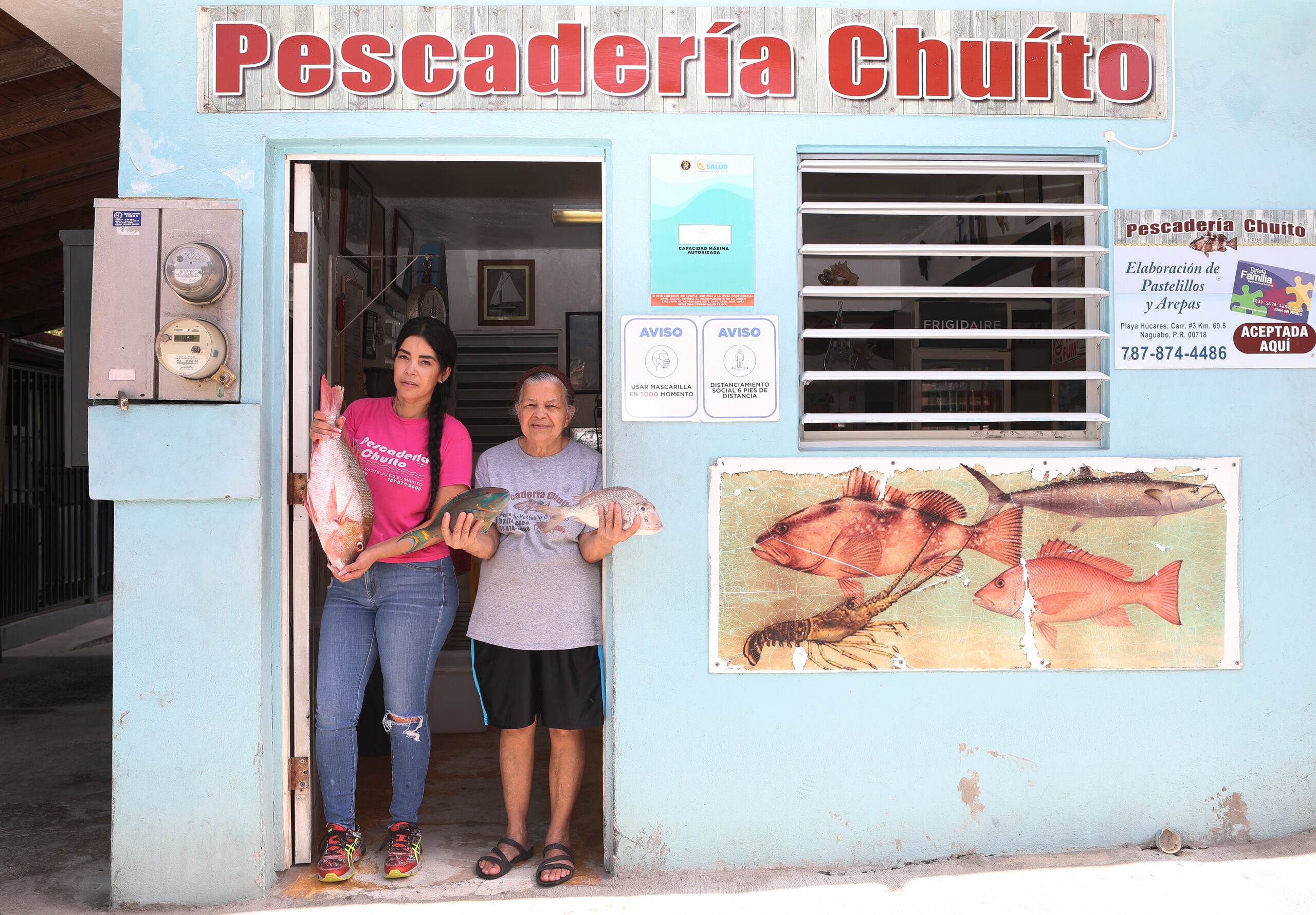 Además, un dato singular de las pescaderías de Naguabo es que a su vez son fábricas de pastelillos del chapín, el producto más famoso del área, y las famosas arepas de coco o mantequilla.