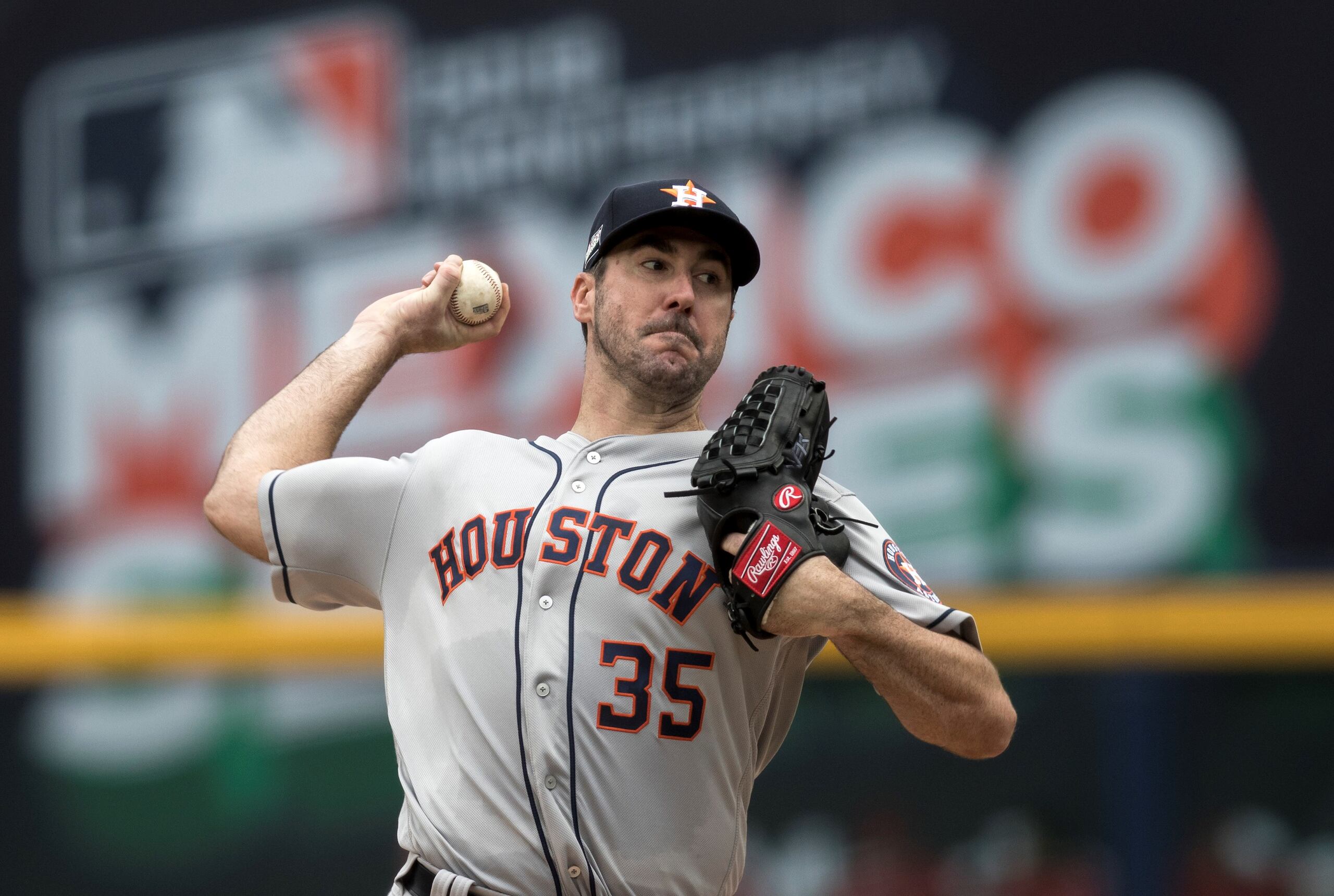 El laureado lanzador Justin Verlander, quien se perdió la campaña del 2021 tras someterse a una cirugía Tommy John, regresará con los Astros de Houston mediante un pacto por un año y $25 millones.