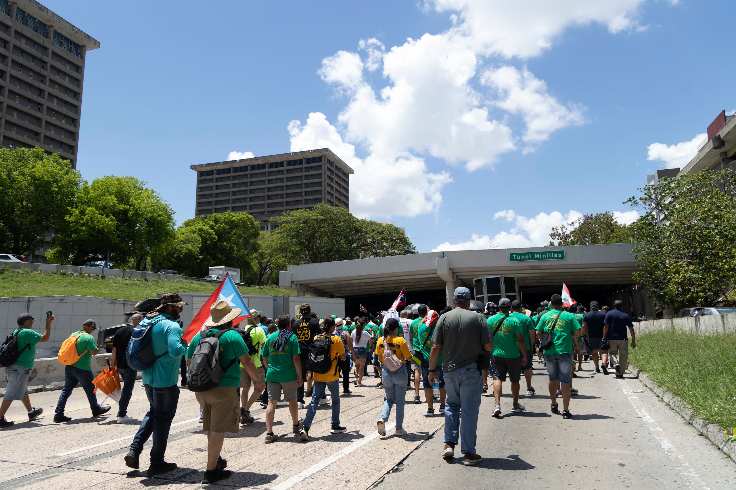 Manifestantes de grupos sindicales bloquean el acceso por ambos lados del Túnel Minillas en San Juan.