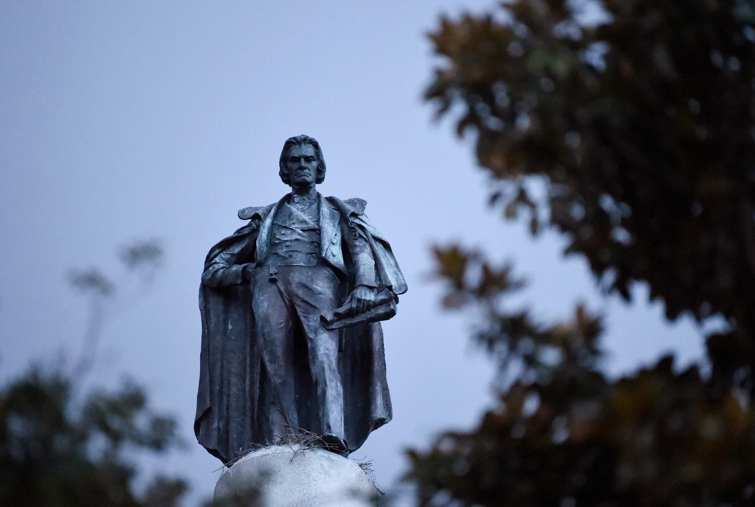 Monumento de 100 pies de altura en honor al vicepresidente y defensor de la esclavitud John C. Calhoun, situado en una plaza céntrica de Charleston, Carolina del Sur