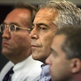 Agente de modelos cercano a Jeffrey Epstein es detenido en Francia