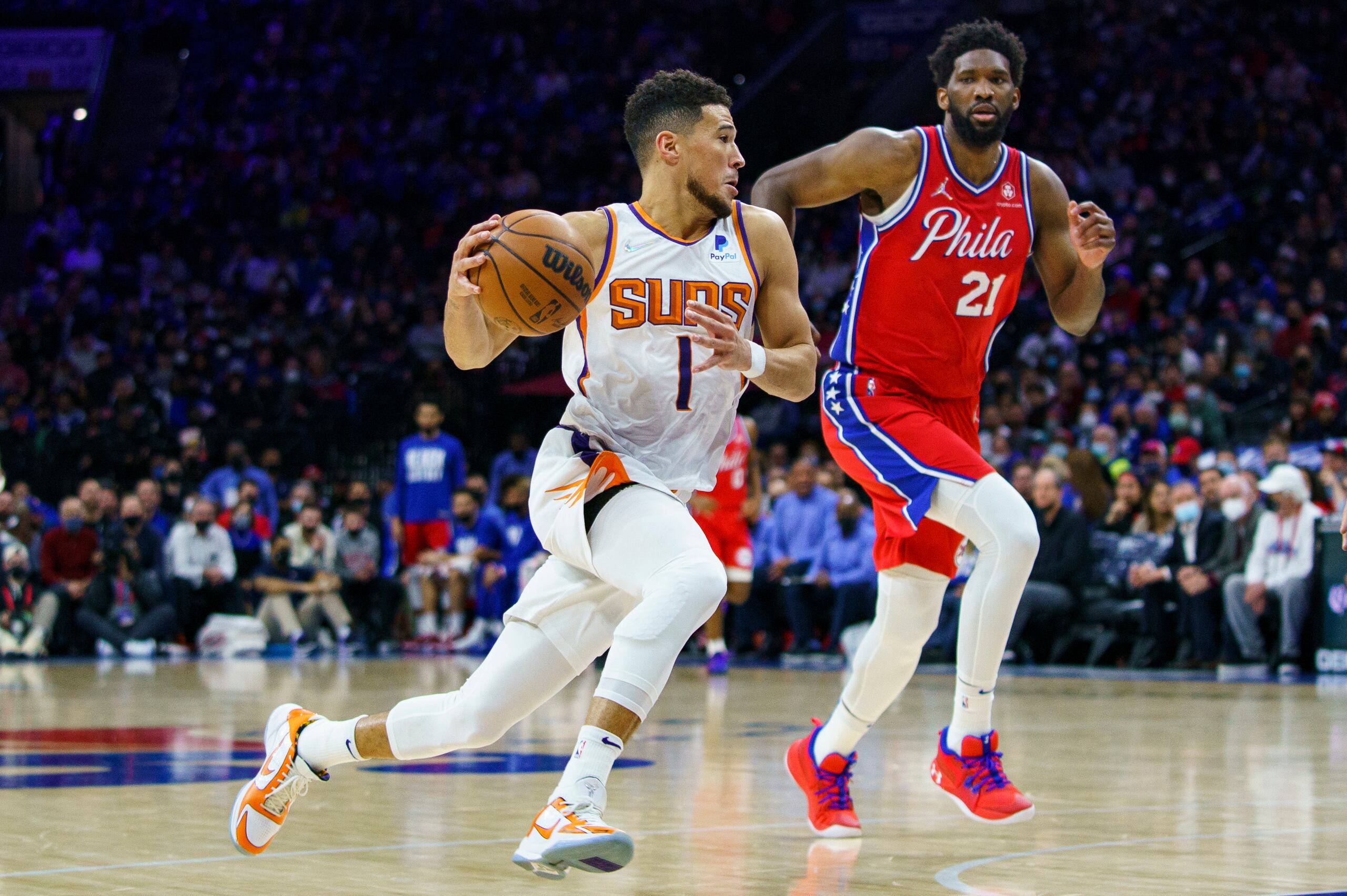 El canastero de los Suns de Phoenix, Joel Embiid, se dirige hacia el canasto mientras es perseguido por Joel Embiid, de los Sixers de Filadelfia.