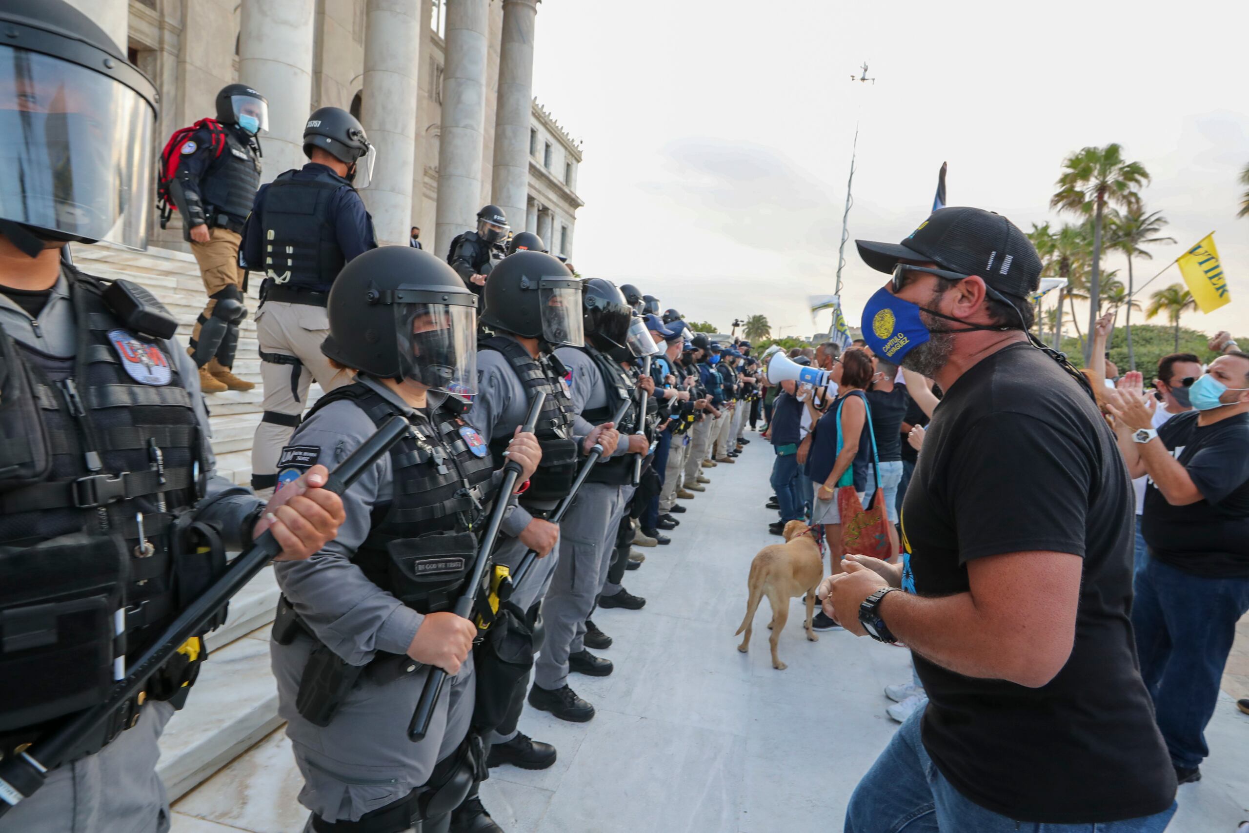 Efectivos de la Guardia de Choque impedían el paso hacia el interior del Capitolio en el ala norte, a donde llegaron los manifestantes que protestaban en el ala sur contra el contrato de Luma Energy.