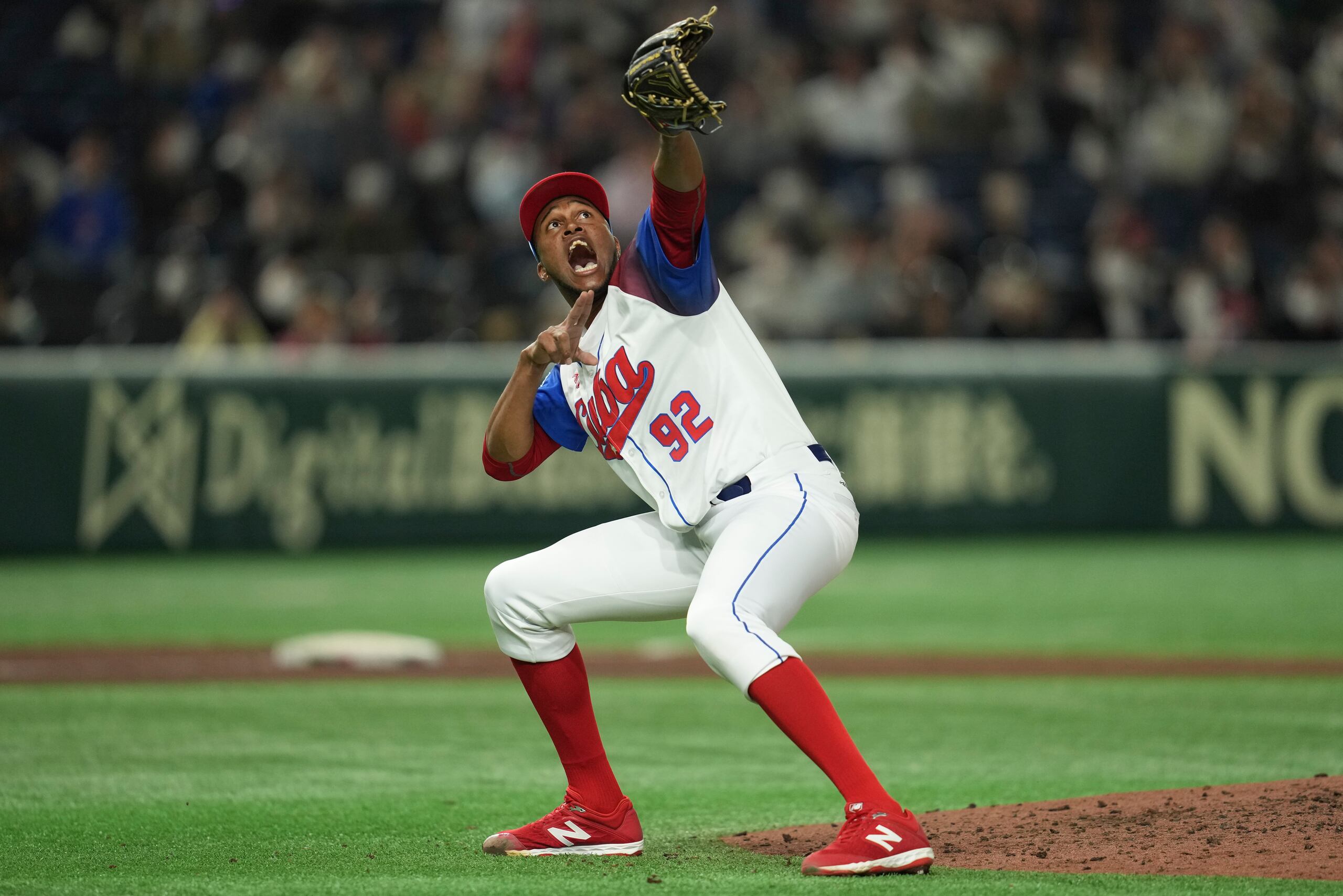 El relevista cubano Raidel Martínez celebra la victoria 4-3 ante Australia en los cuartos de final del Clásico Mundial.