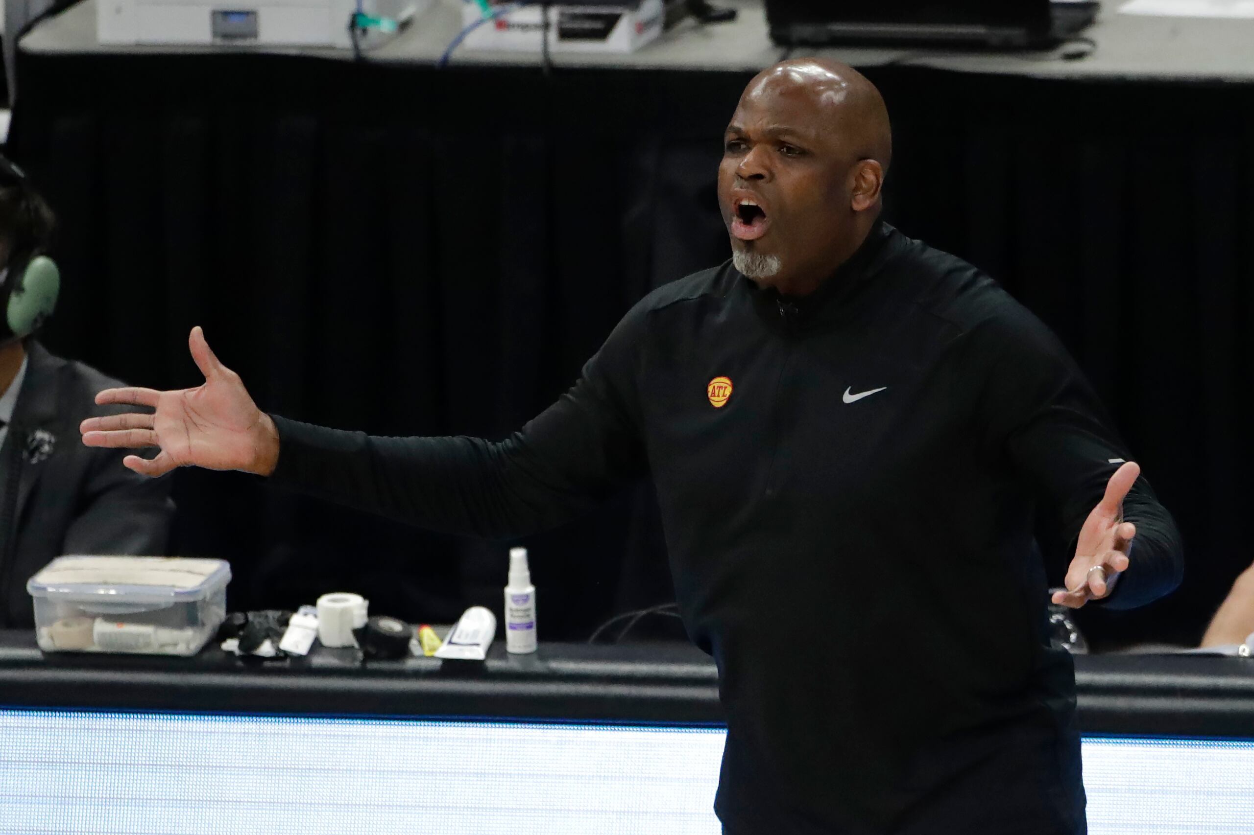 En foto del 1 de julio del 2021, el entrenador de los Hawks de Atlanta Nate McMillan en el juego 5 de las Finales de la Conferencia Este ante los Bucks de Milwaukee. El lunes 5 de julio del 2021, los Hawks llegna a un acuerdo con McMillan para que se convierta en el entrenador a largo plazo. (AP Photo/Aaron Gash)