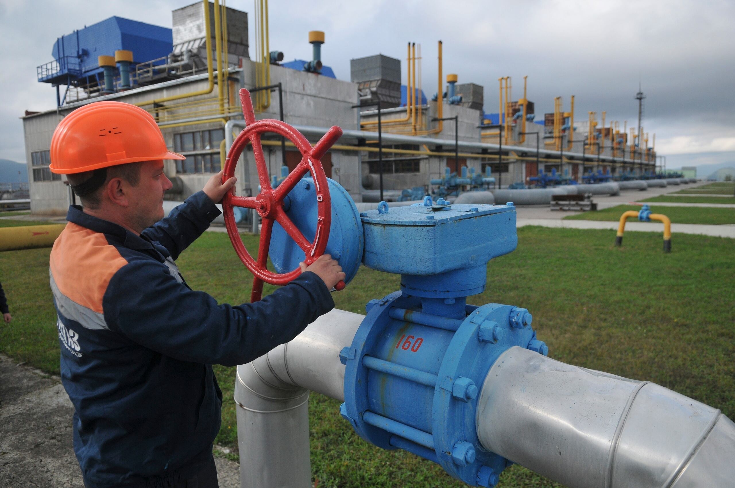 Un trabajador de una instalación de gas en Volovets, en el oeste de Ucrania, ajusta una válvula el 7 de octubre de 2015.