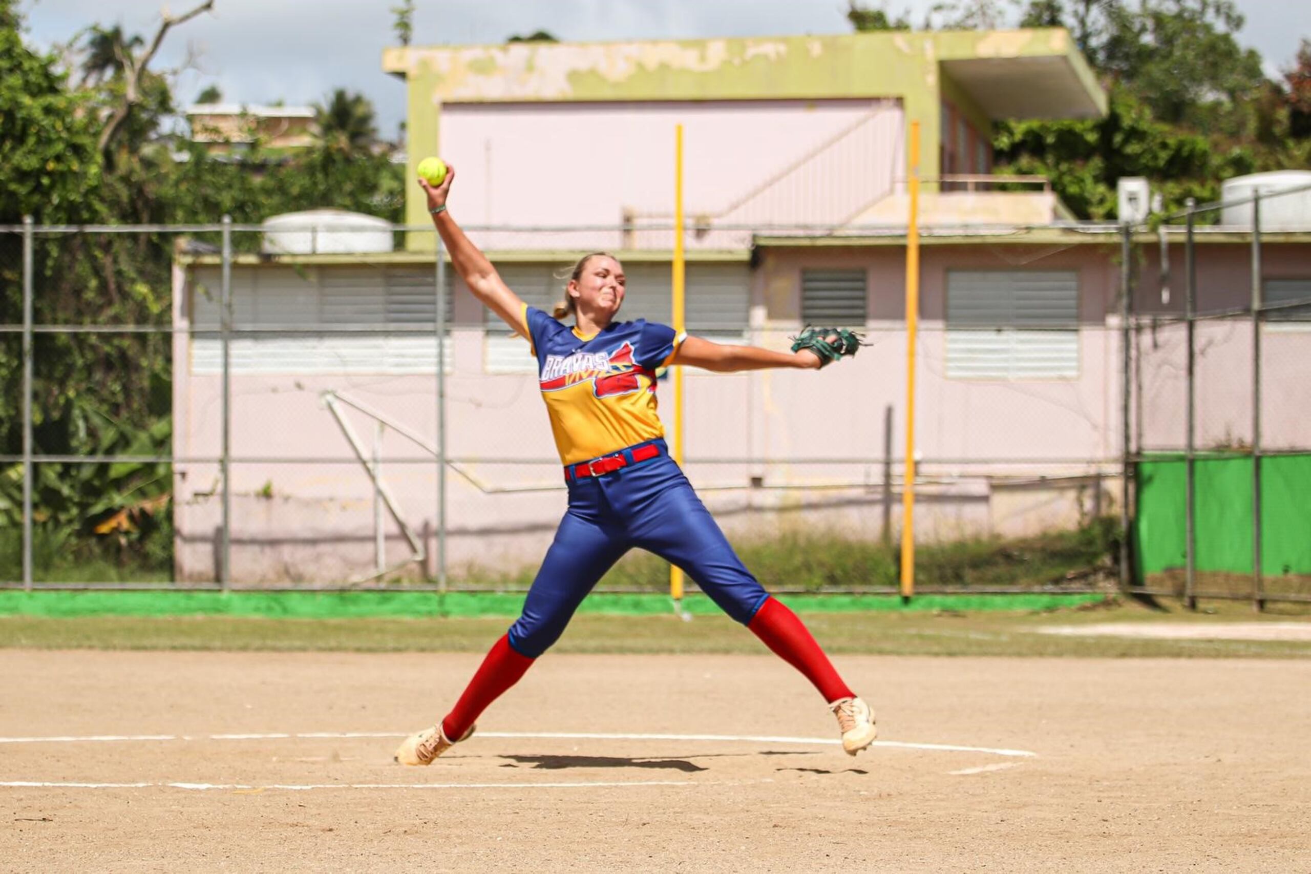 Autumn Hanners realiza un lanzamiento en ruta a lanzar un juego sin hits.