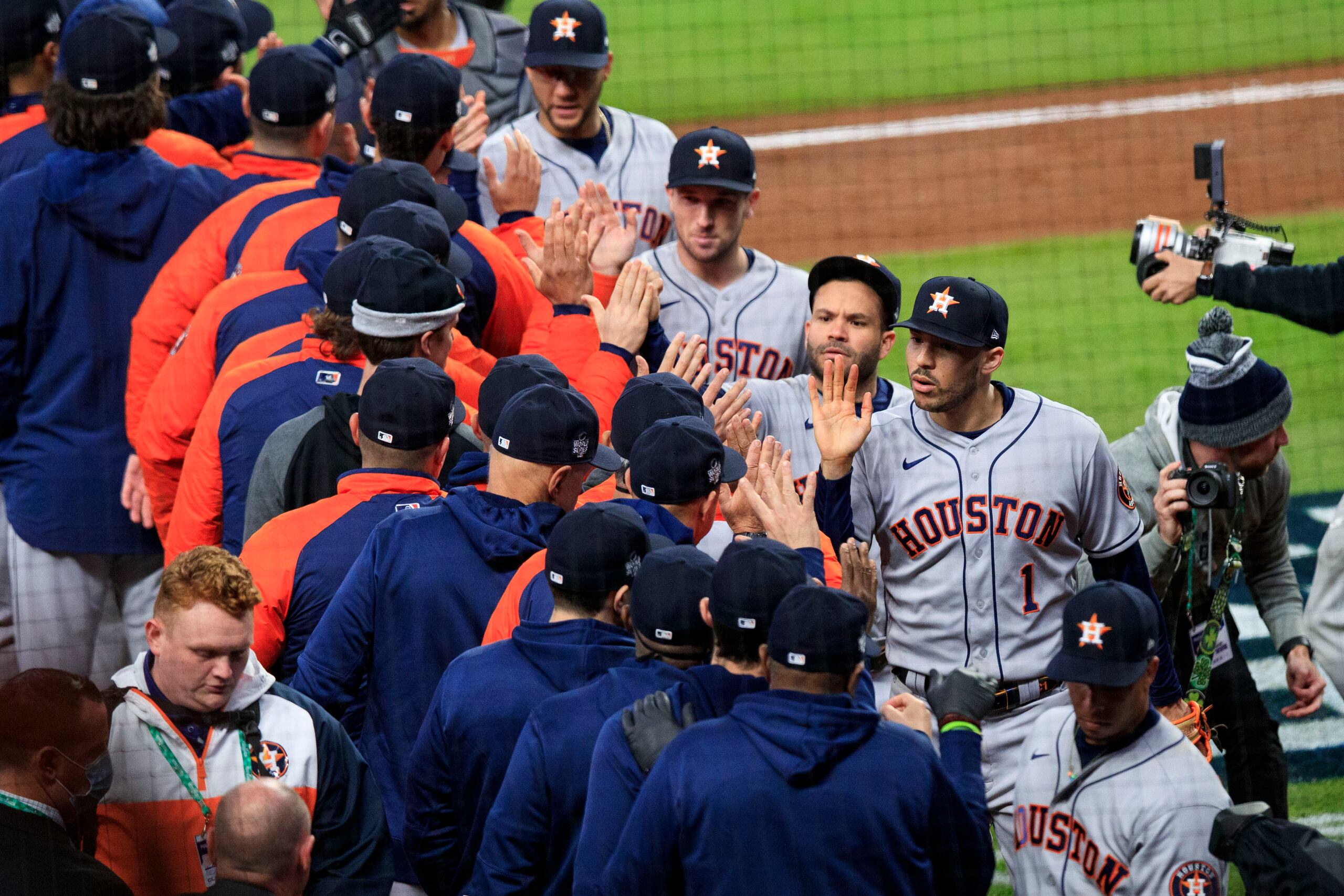 Carlos Correa, José Altuve, Alex Bregman y Yuli Gurriel, en ese mismo orden de derecha a izquierda, ayudaron a los Astros a sobrevivir su primer partido con riesgo de eliminación en la Serie Mundial.