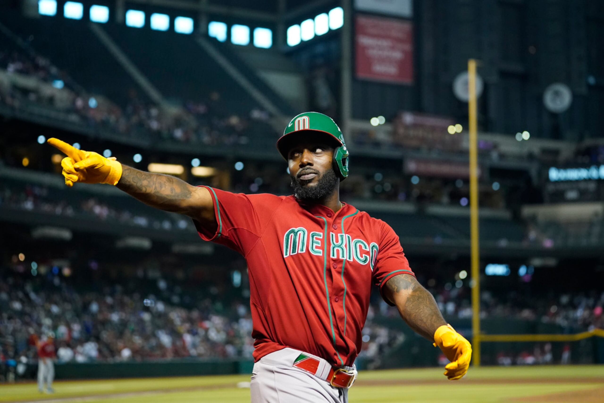 Randy Arozarena celebra tras anotar una carrera ante Canadá en el Clásico Mundial de béisbol.