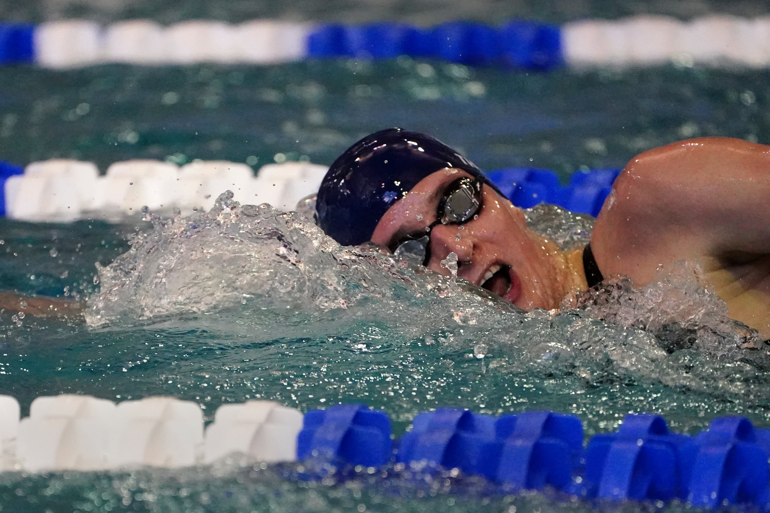 Lia Thomas aparece aquí en plena acción de unas de las pruebas preliminares del evento de los 500 metros en la competencia nacional de la NCAA.