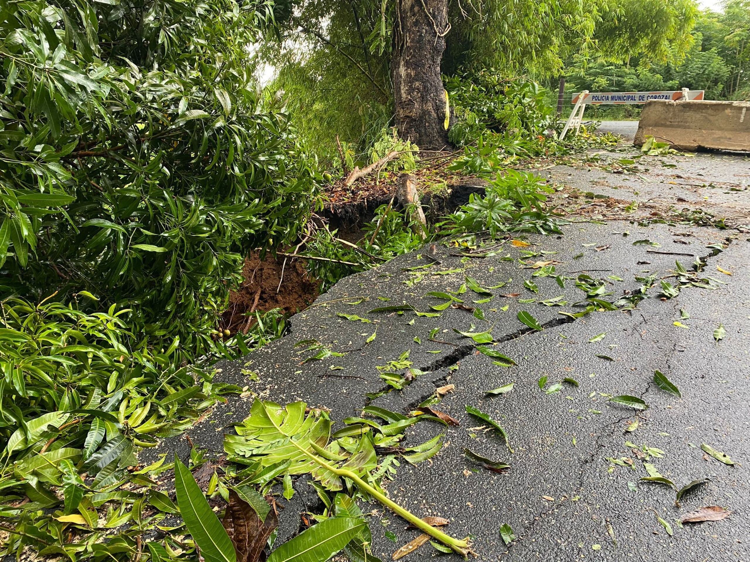 Debido al cierre de la carretera PR-159, se exhortó a la ciudadanía a utilizar con precaución las rutas alternas, como la carretera PR-815 hacia el barrio Negros o la PR-818 del barrio Cibuco 3.