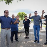 Alex Trujillo y Héctor Delgado llegan a Centro Médico a orar por agente herido en persecusión