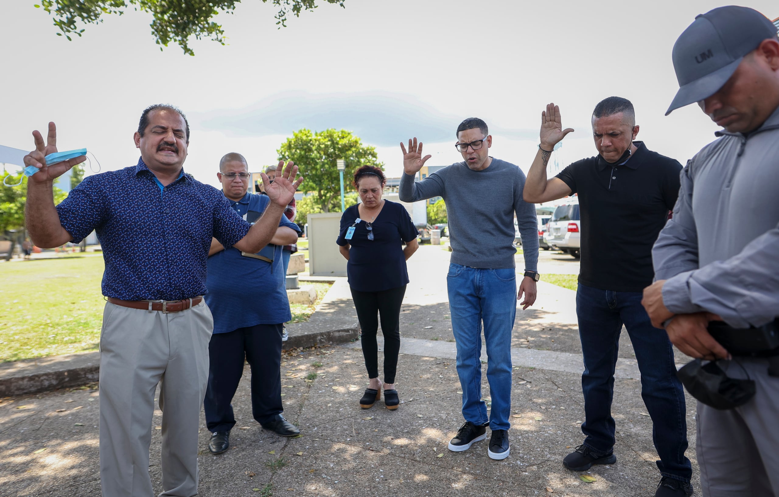 Cadena de oración en la Plazoleta del Centro Médico en Río Piedras. El pastor Héctor Delgado y Álex Trujillo participan en la oración al policía baleado que está recluido.