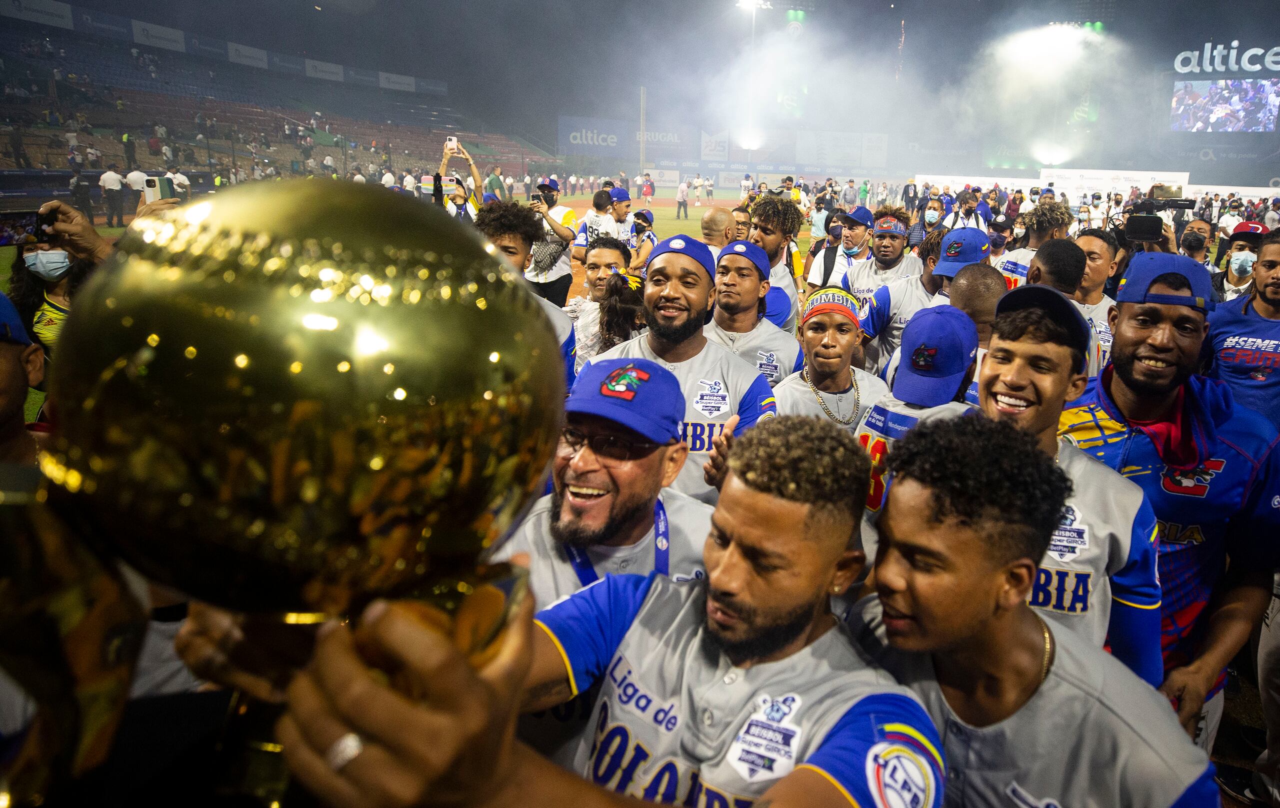 Los Caimanes recorrieron el terreno del Estadio Quisqueya portando el trofeo de la Serie del Caribe tras convertirse en los improbables campeones de la edición 2022.