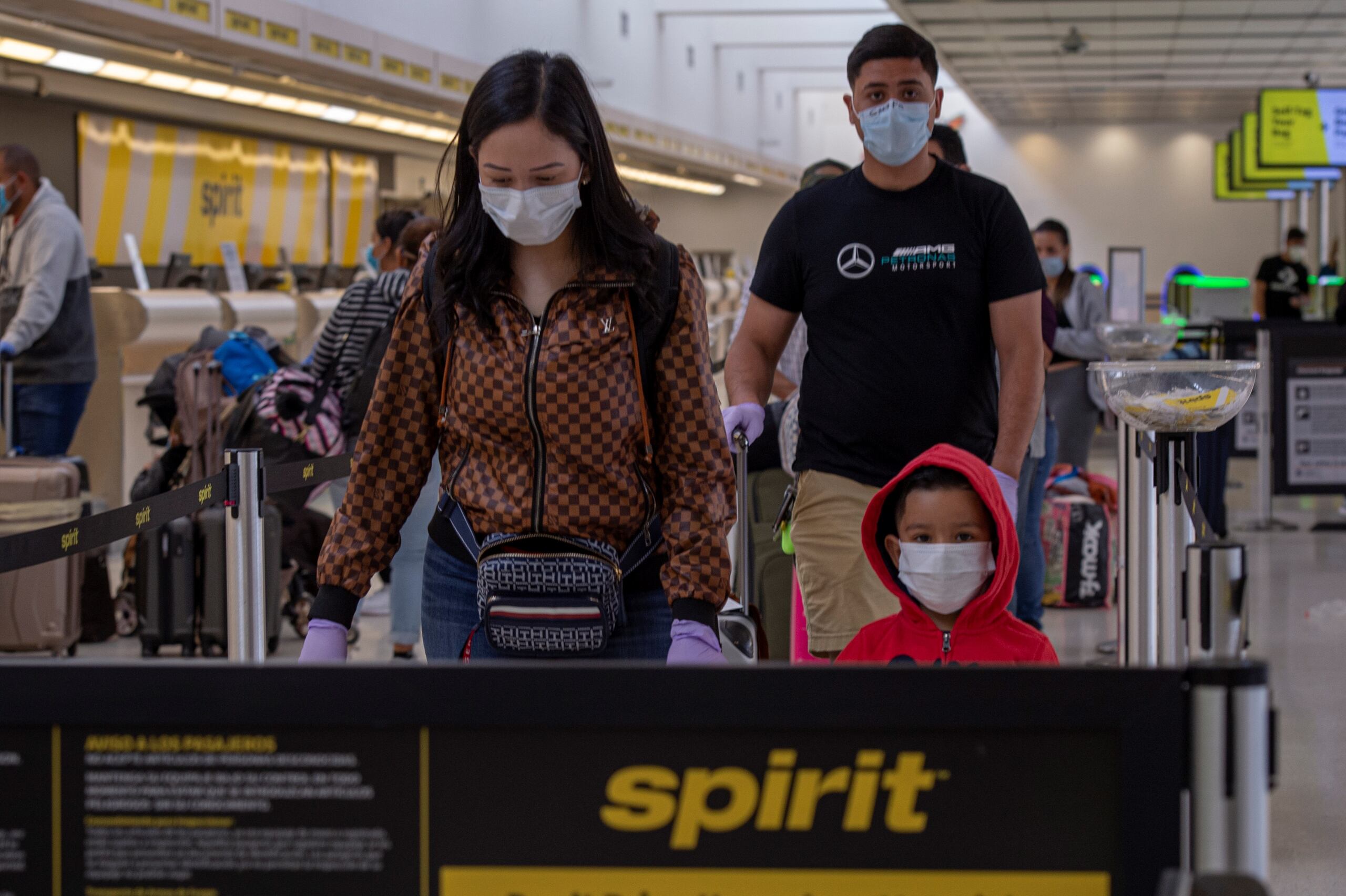 El aeropuerto de la ciudad de Miami, situado en la punta sureste de Florida, que suele experimentar un clima más cálido que el resto del estado, vio como quedaban cancelados 9 vuelos, solamente el 1 % de los previstos para este domingo.