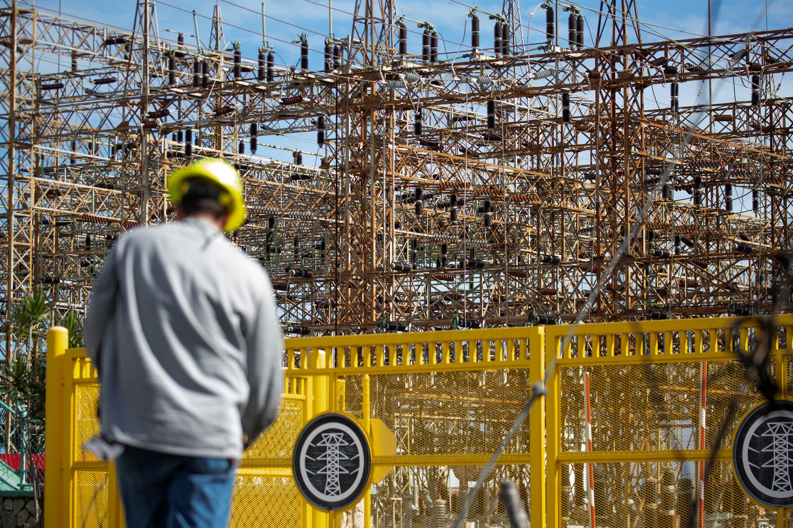 El PC 1429 busca establecer condiciones mínimas para la reestructuración de la deuda de la AEE, la emisión de bonos y fortalecer la estabilidad y oferta energética en Puerto Rico, así como devolverle facultades al Negociado de Energía y establecer términos para las emisiones de bonos de la corporación.