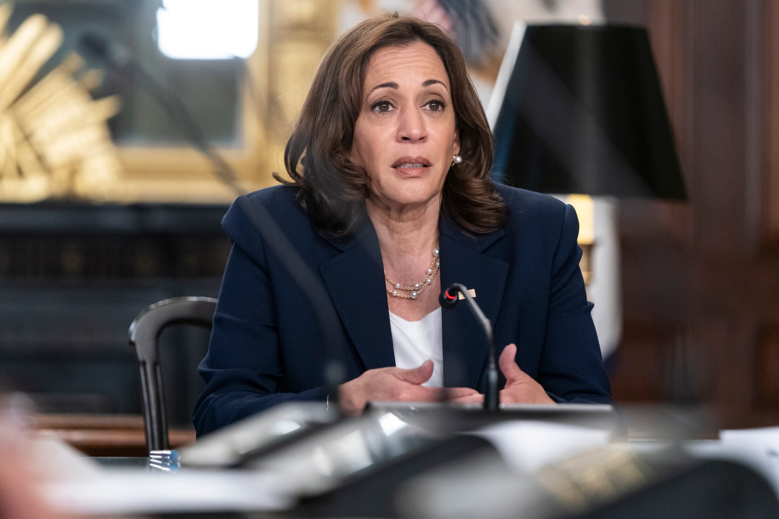 La vicepresidenta de los Estados Unidos, Kamala Harris, habla con legisladoras estatales latinas sobre el fortalecimiento y la protección de los derechos reproductivos en sus estados, en el edificio de la Oficina Ejecutiva de Eisenhower, en Washington, D.C., Estados Unidos. (EFE/EPA/JOSHUA ROBERTS / Pool)