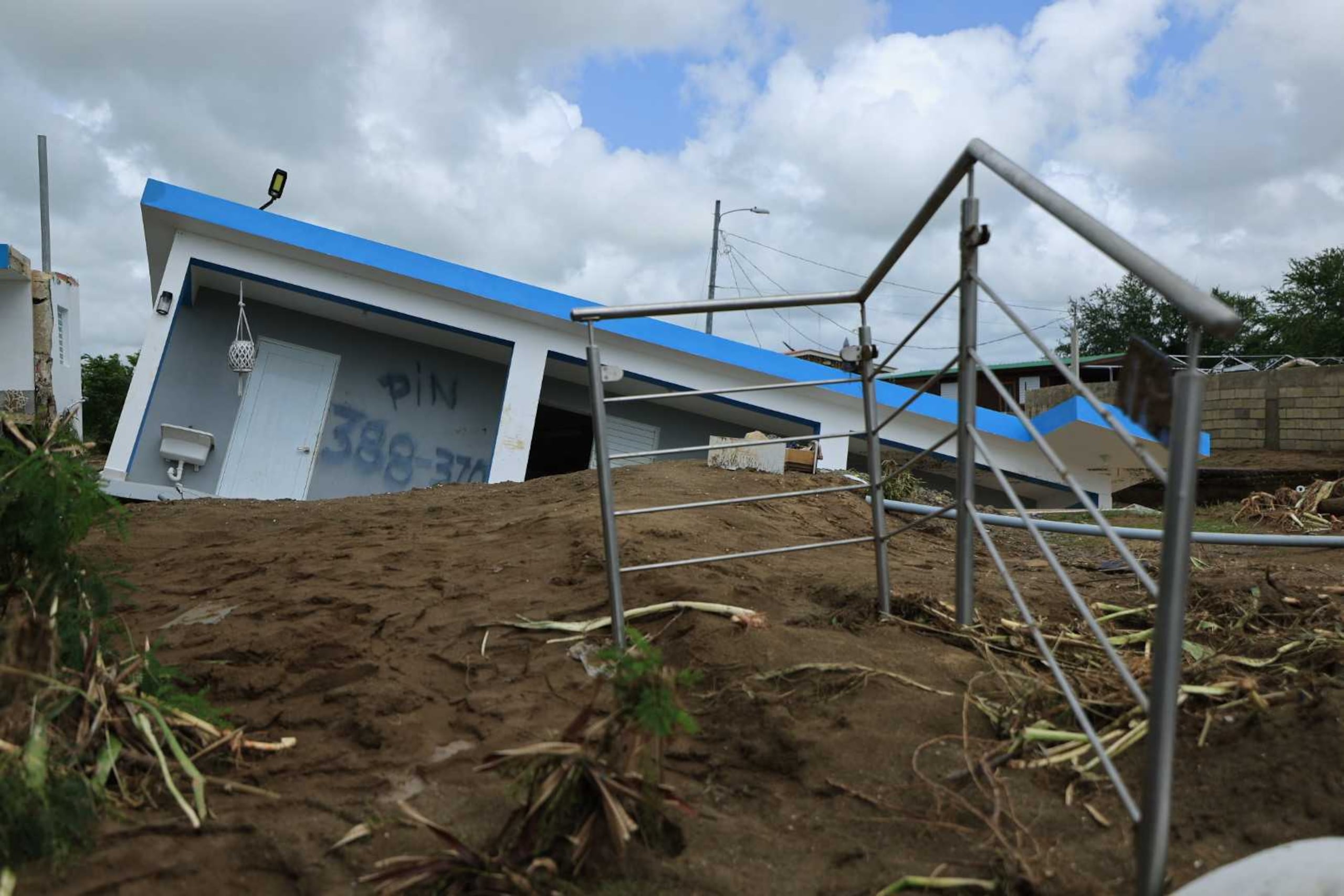 Destrucción por el huracán Fiona en Villa Esperanza, en Salinas.