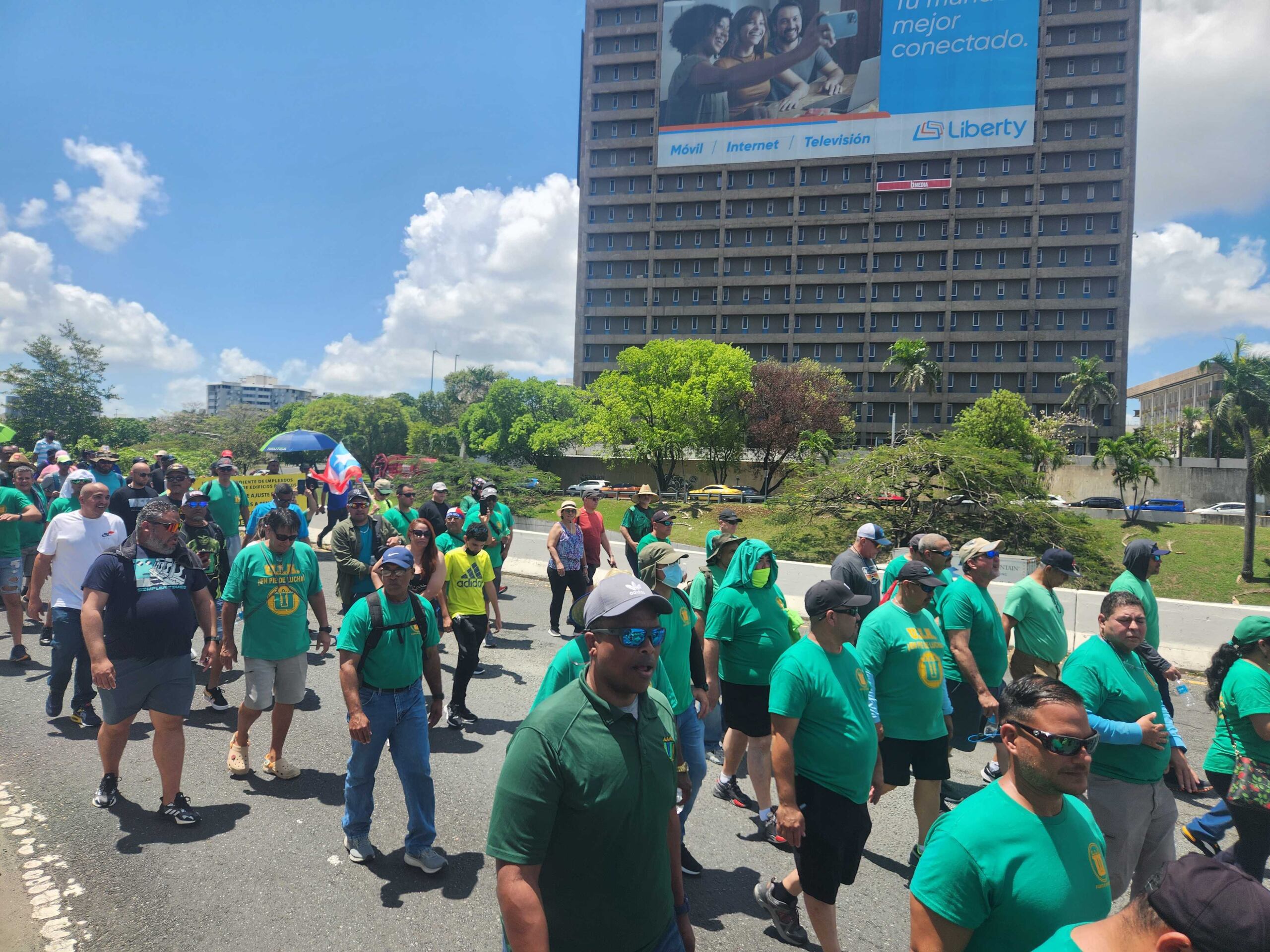 “Hoy se conmemora el Día del Trabajador, y estamos haciendo acto de presencia, manifestándonos como cada 1 de mayo, exigiendo mejores condiciones de trabajo”, afirmó Aponte.