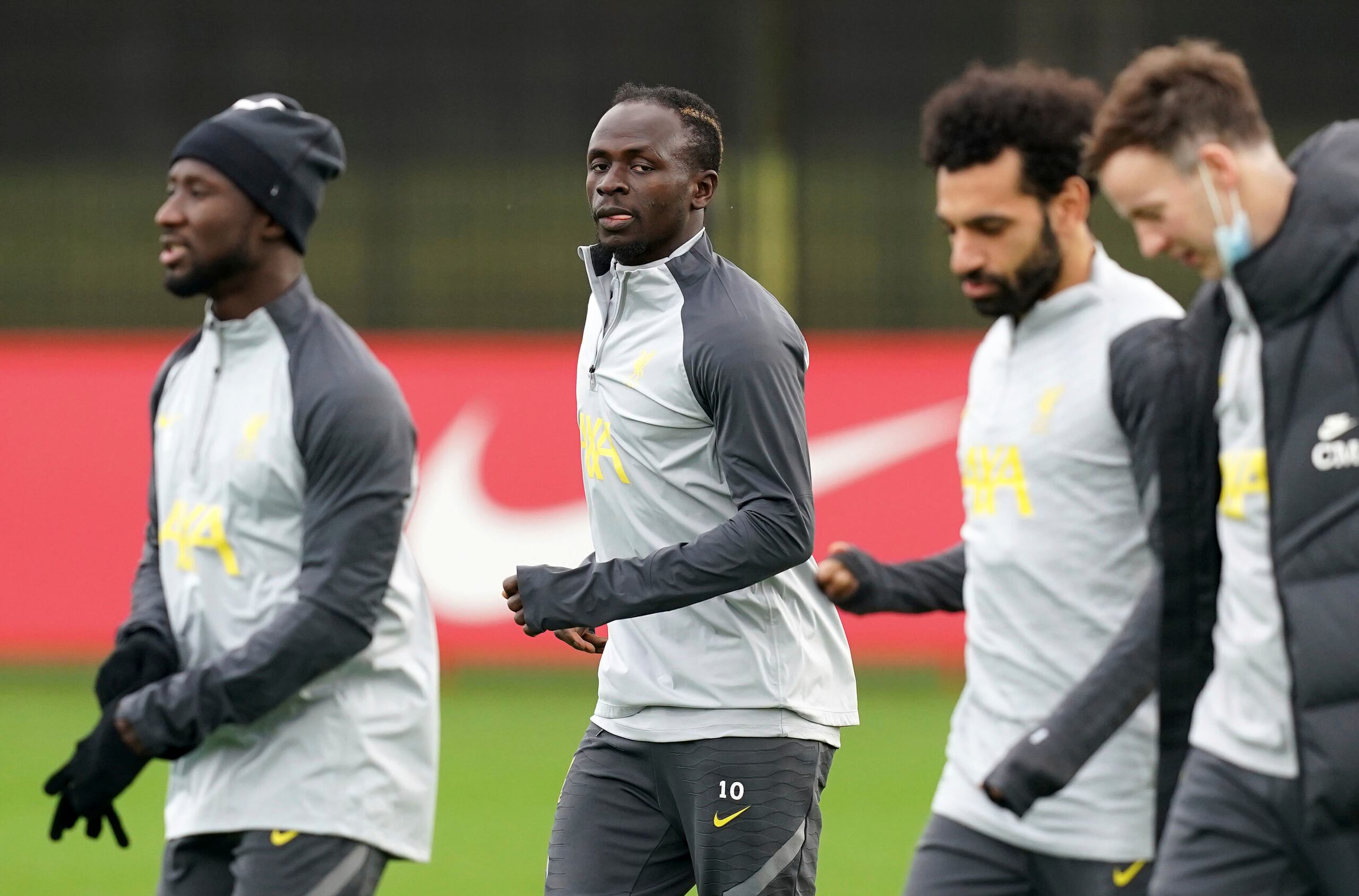 Sadio Mané (centro) y otros jugadores de Liverpool durante un entrenamiento previo al partido contra el Inter de Milán por la Liga de Campeones, el martes 15 de febrero de 2022. (Martin Rickett/PA vía AP)