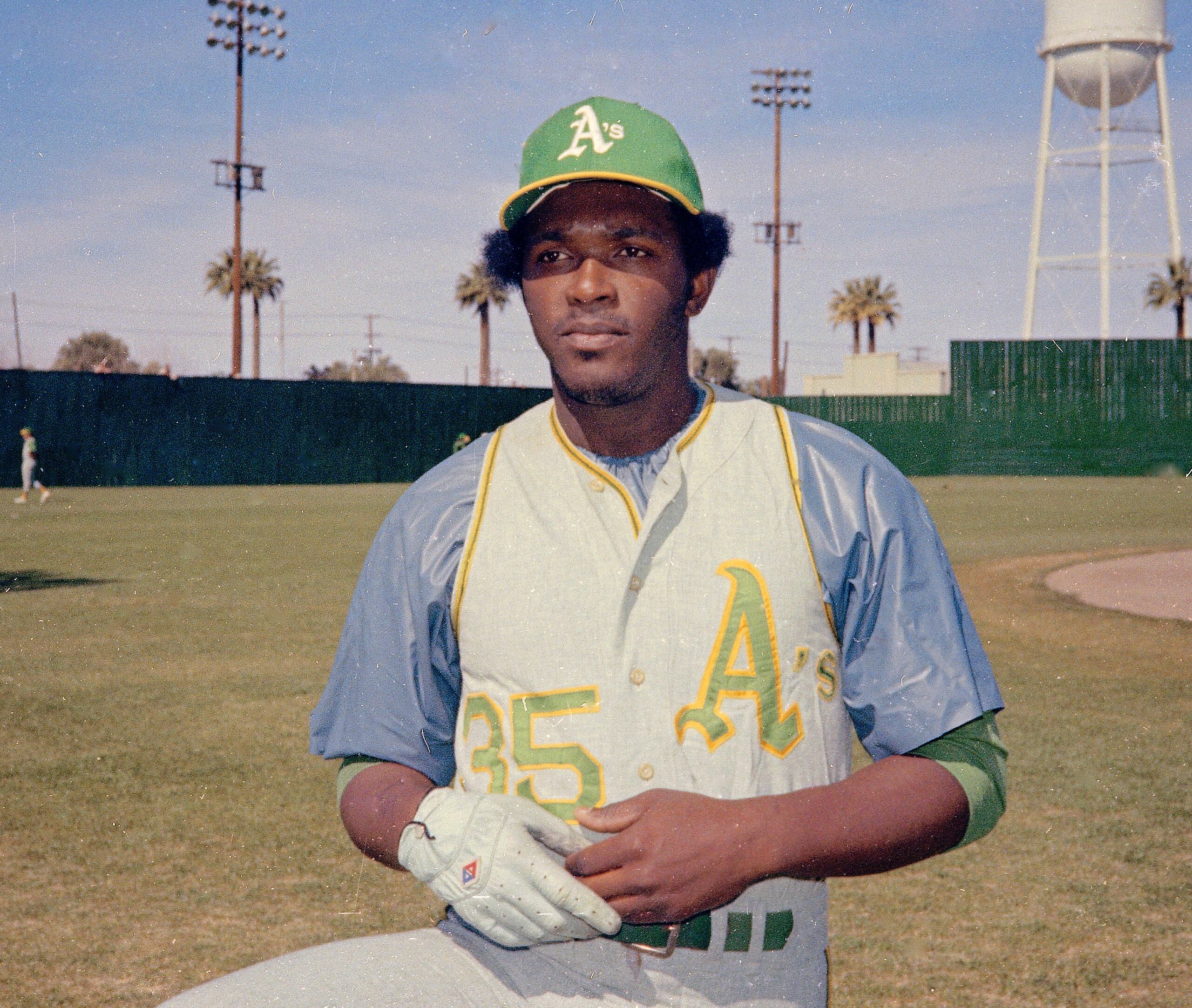 En esta foto de 1976, el lanzador zurdo Vida Blue posa con el uniforme de los Atléticos de Oakland. (AP Foto)