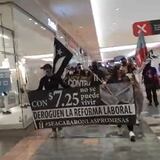 Trabajadores claman mejores condiciones laborales en manifestación en Plaza Las Américas 