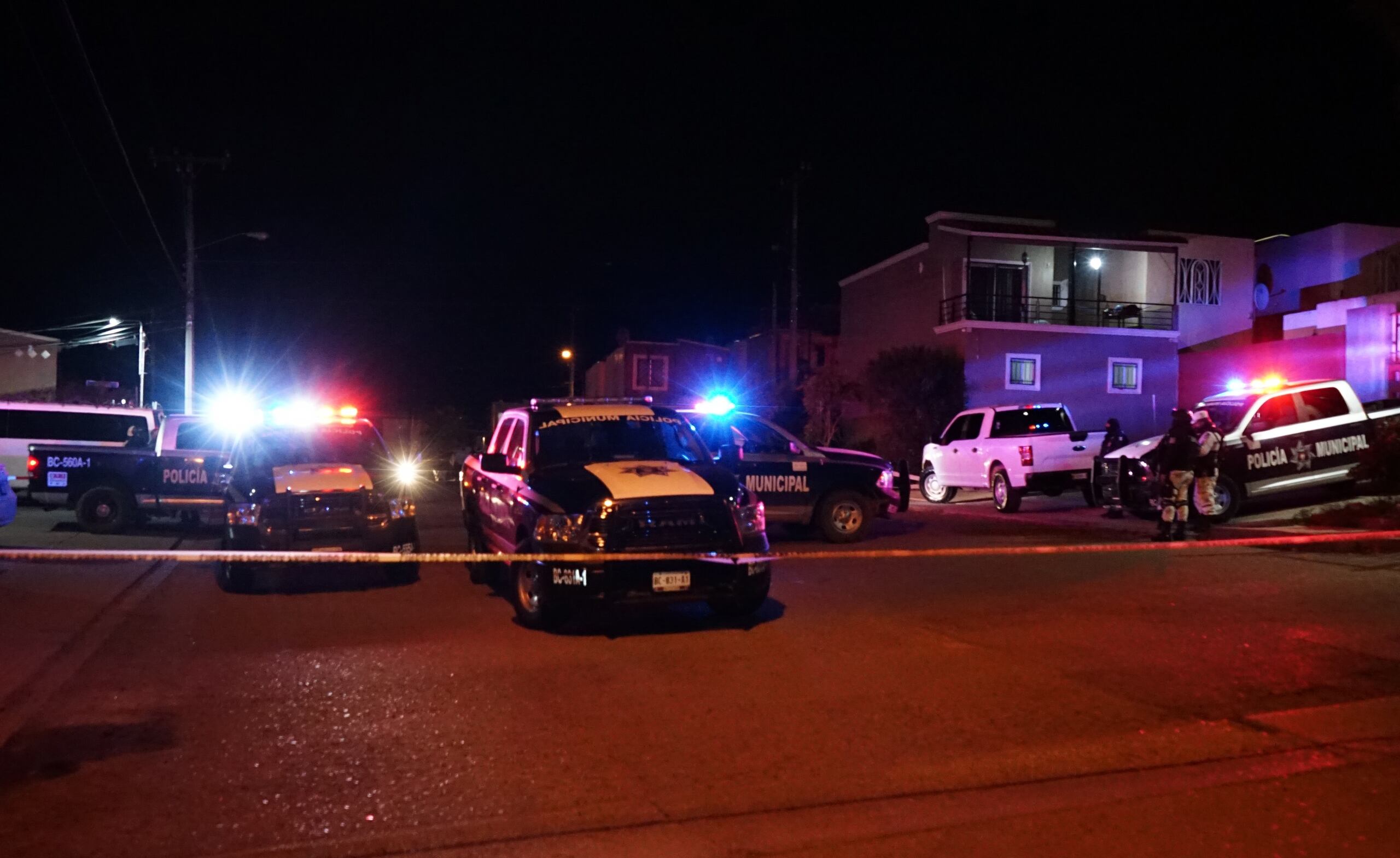 Policías estatales vigilan la casa de la periodista Lourdes Maldonado en el fraccionamiento Santa Fe en Tijuana, estado de Baja California (México). EFE/Joebeth Terriquez
