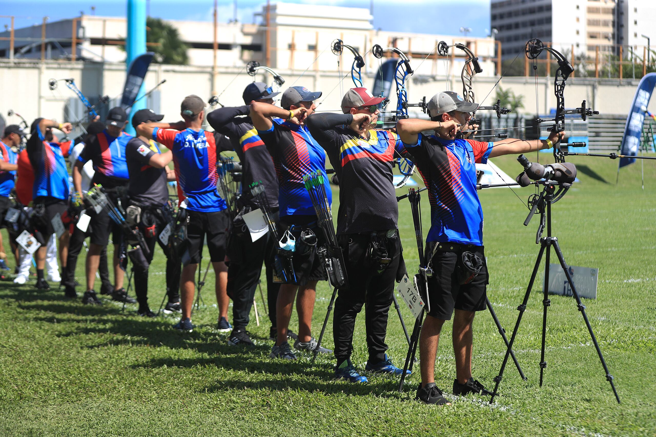 Participantes de arco compuesto tiran este martes en la ronda de cualificación del Puerto Rico Archery Cup en el Estadio Juan Ramón Loubriel. Jean Pizarro, tercero en fila de derecha a izquierda, y de Puerto Rico, finalizó tercero luego de 72 flechas.